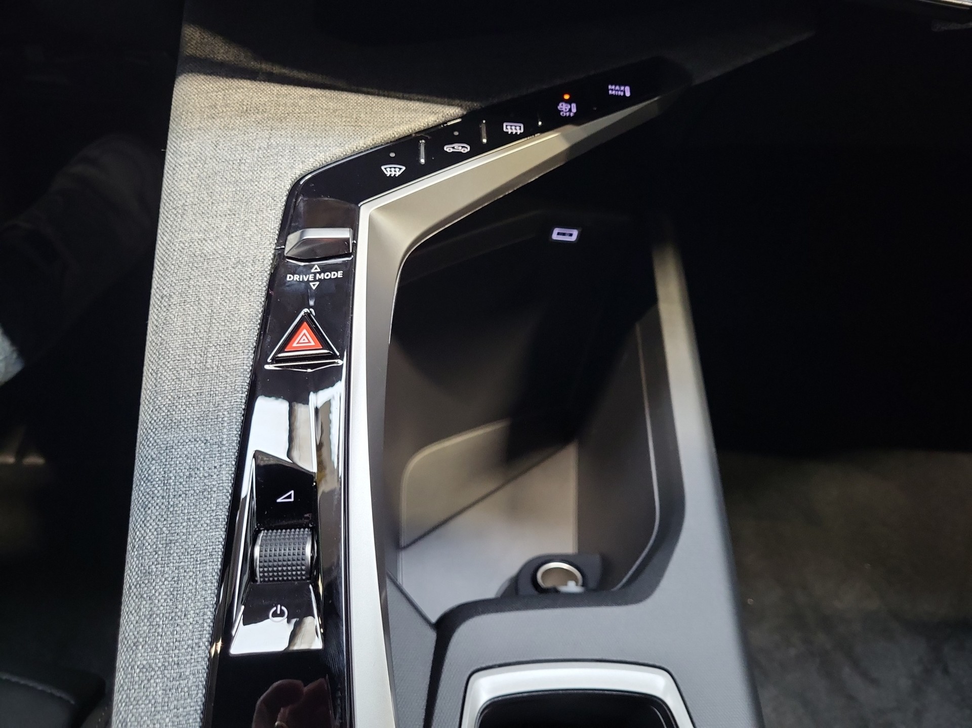 PEUGEOT 3008 1.6 PHEV Allure-image-9