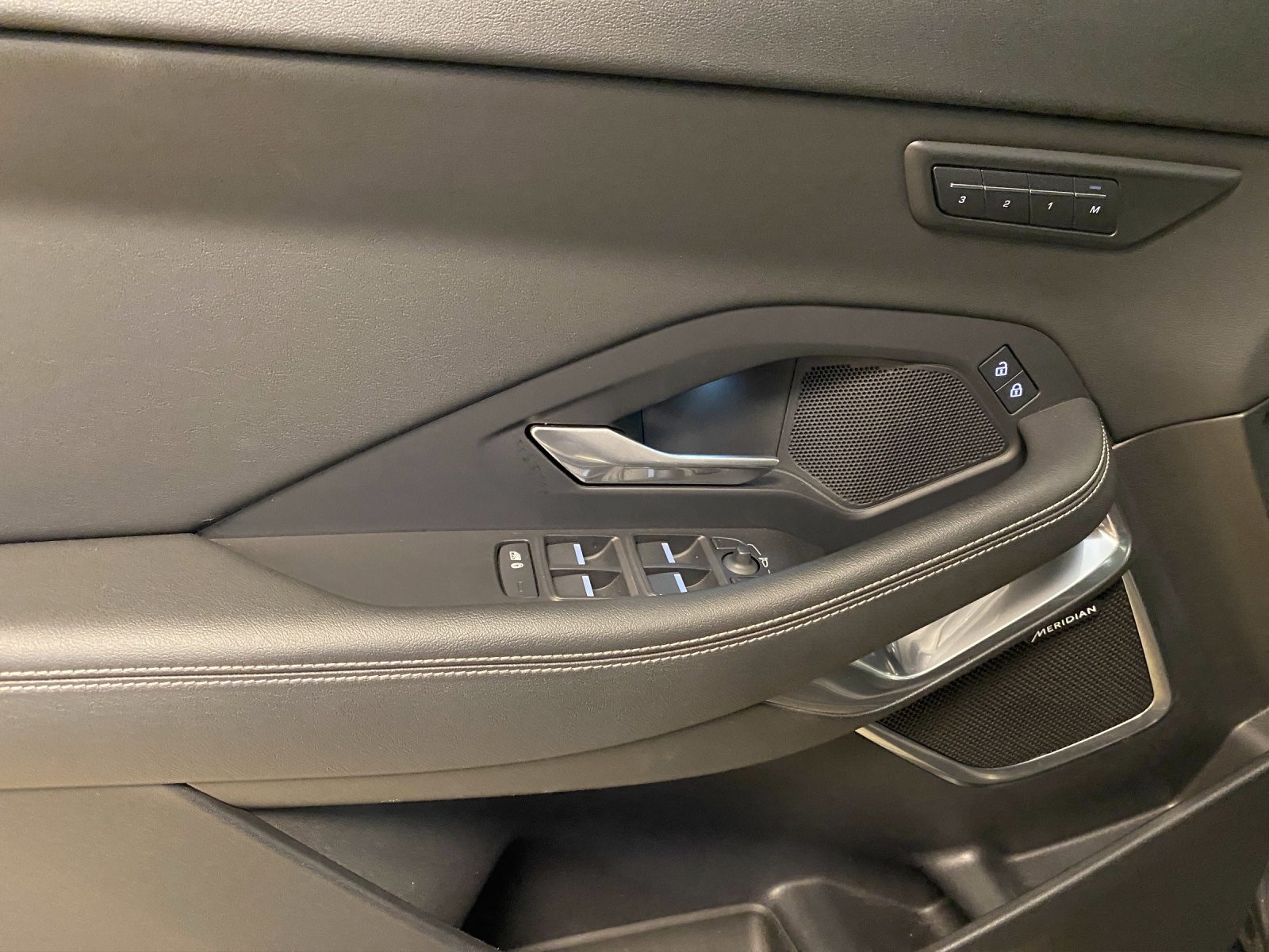 JAGUAR E-Pace 2.0 P300 AWD Sport-image-8