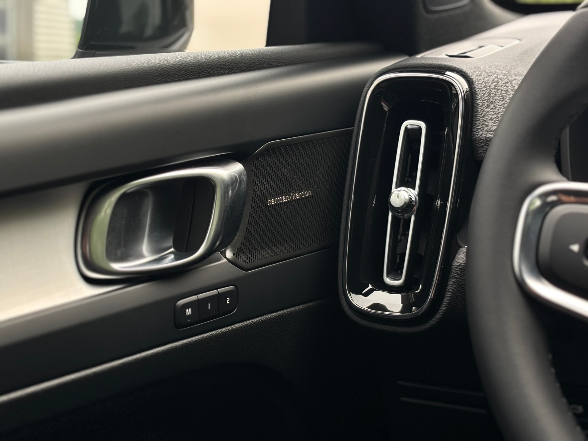 VOLVO XC40 2.0 B4 MH Plus Dark-image-13