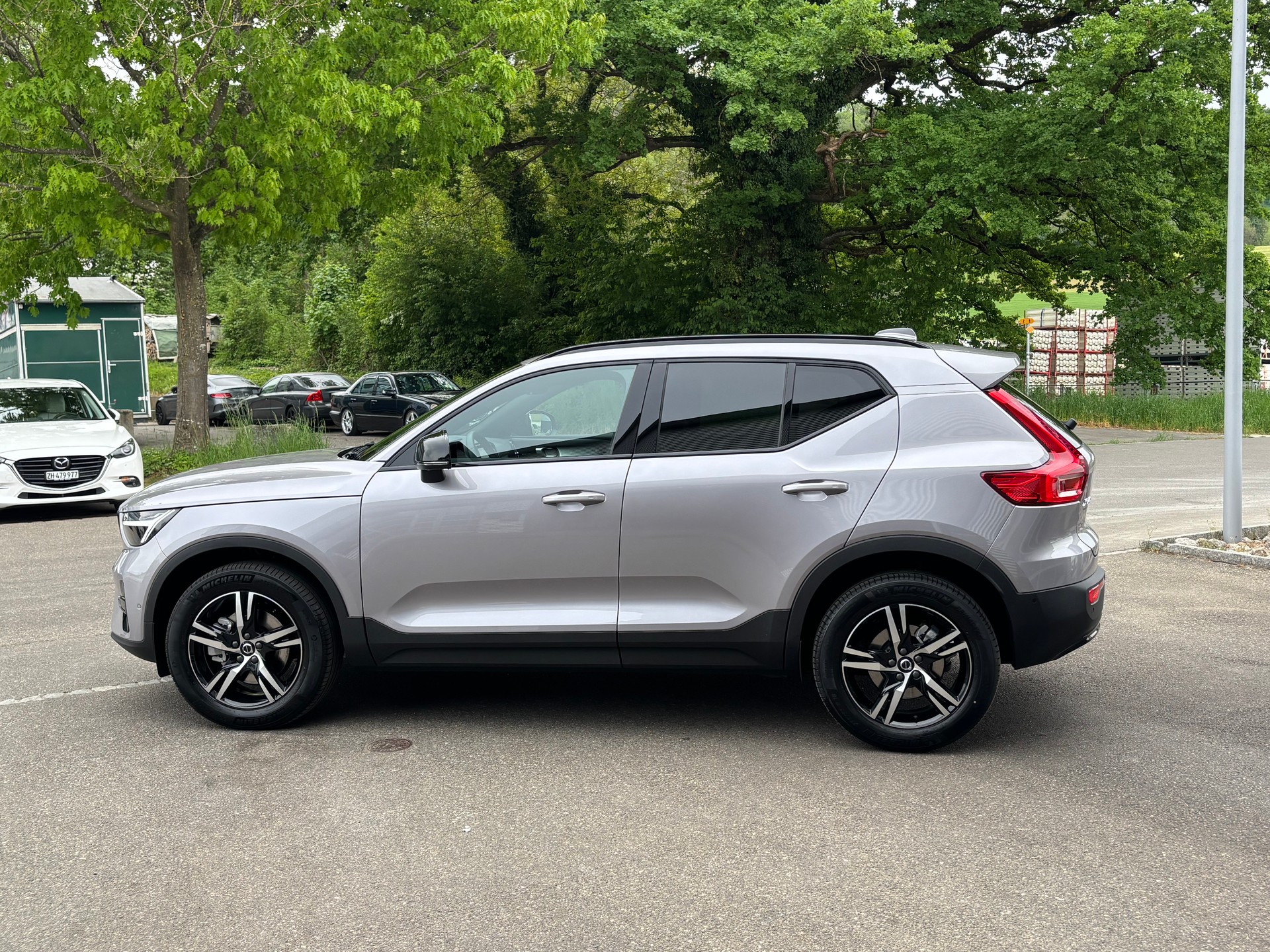 VOLVO XC40 2.0 B4 MH Plus Dark-image-4
