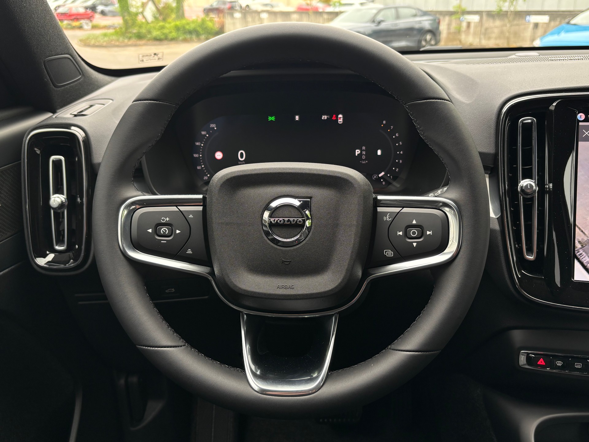 VOLVO XC40 2.0 B4 MH Plus Dark-image-18