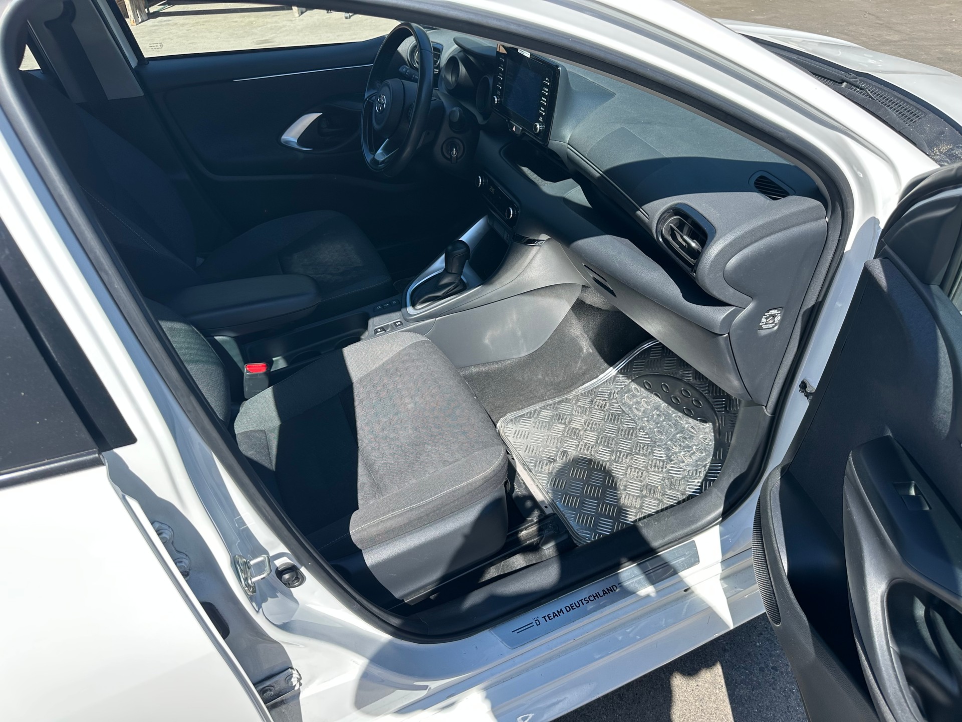 TOYOTA Yaris 1.5 Active e-CVT-image-12