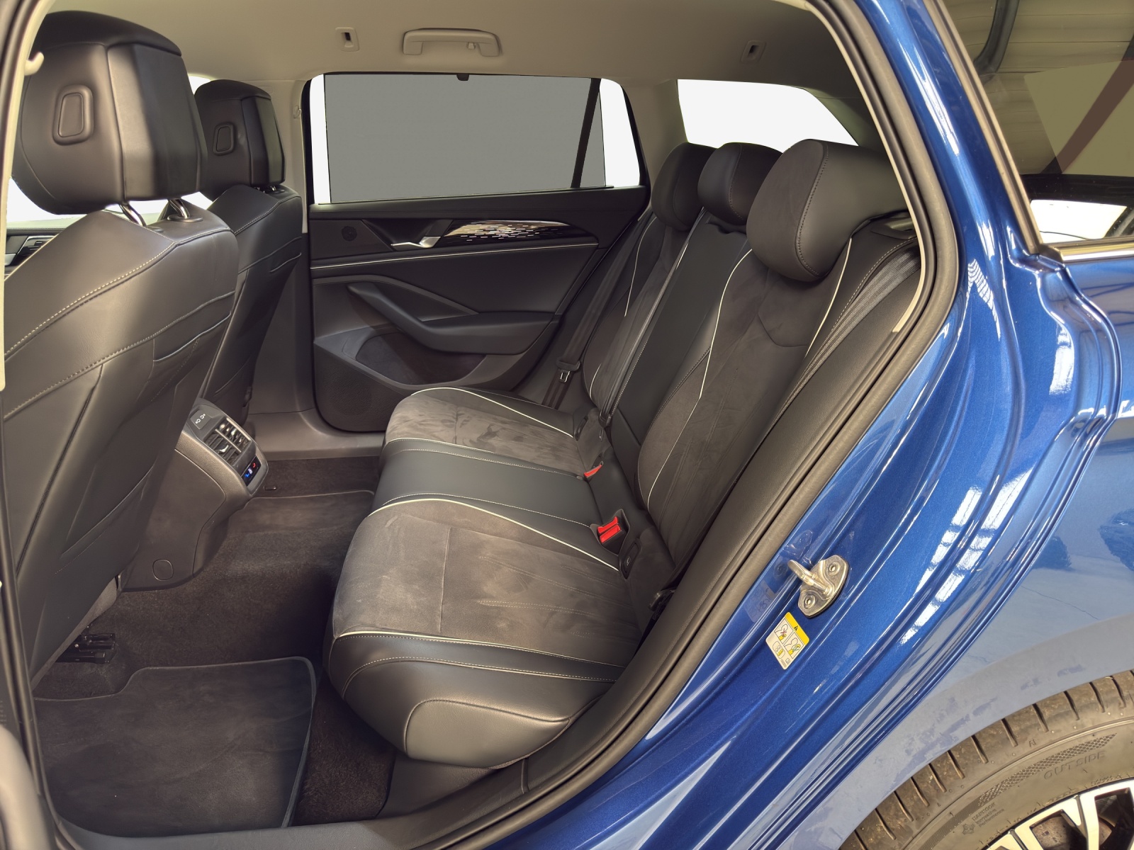 VW Passat Variant 2.0 TDI evo Elegance 4 Motion DSG-image-11