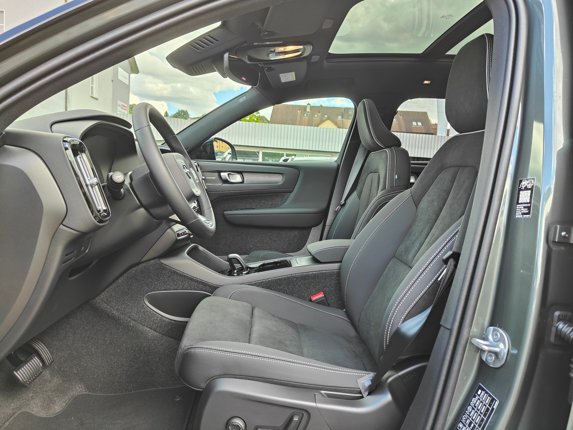 VOLVO EX40 82kWh Twin Motor AWD Xcentric Edition-image-7
