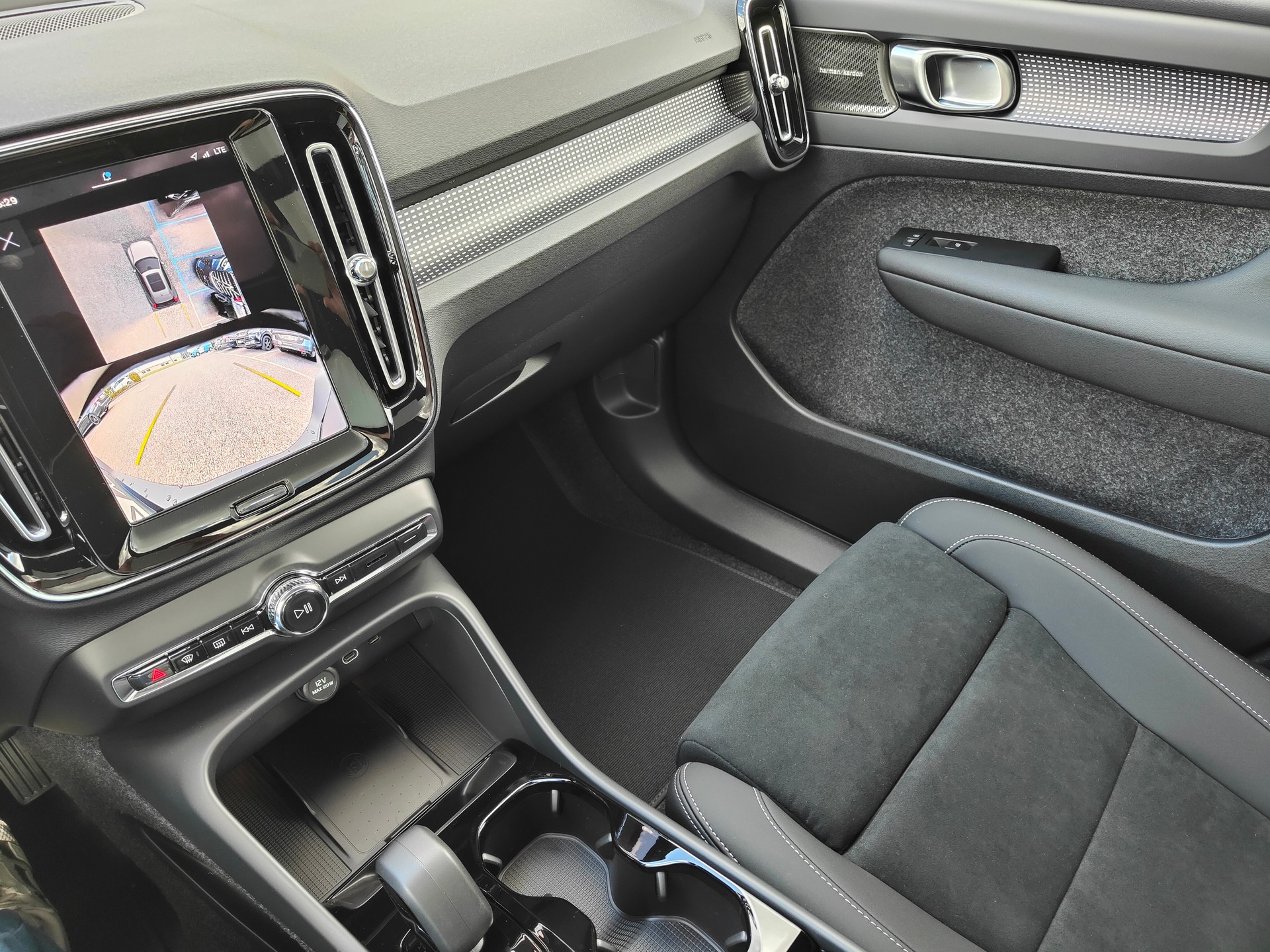 VOLVO EX40 82kWh Twin Motor AWD Xcentric Edition-image-11