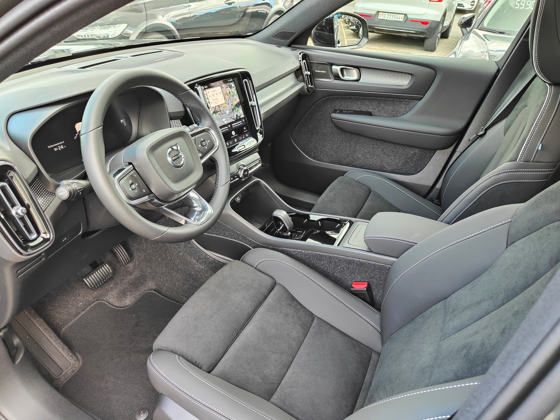 VOLVO EX40 82kWh Twin Motor AWD Xcentric Edition-image-8