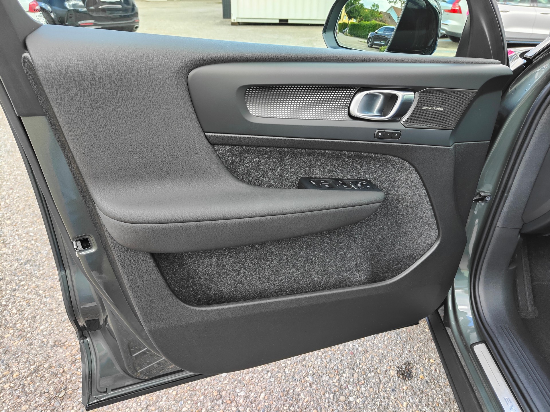 VOLVO EX40 82kWh Twin Motor AWD Xcentric Edition-image-6
