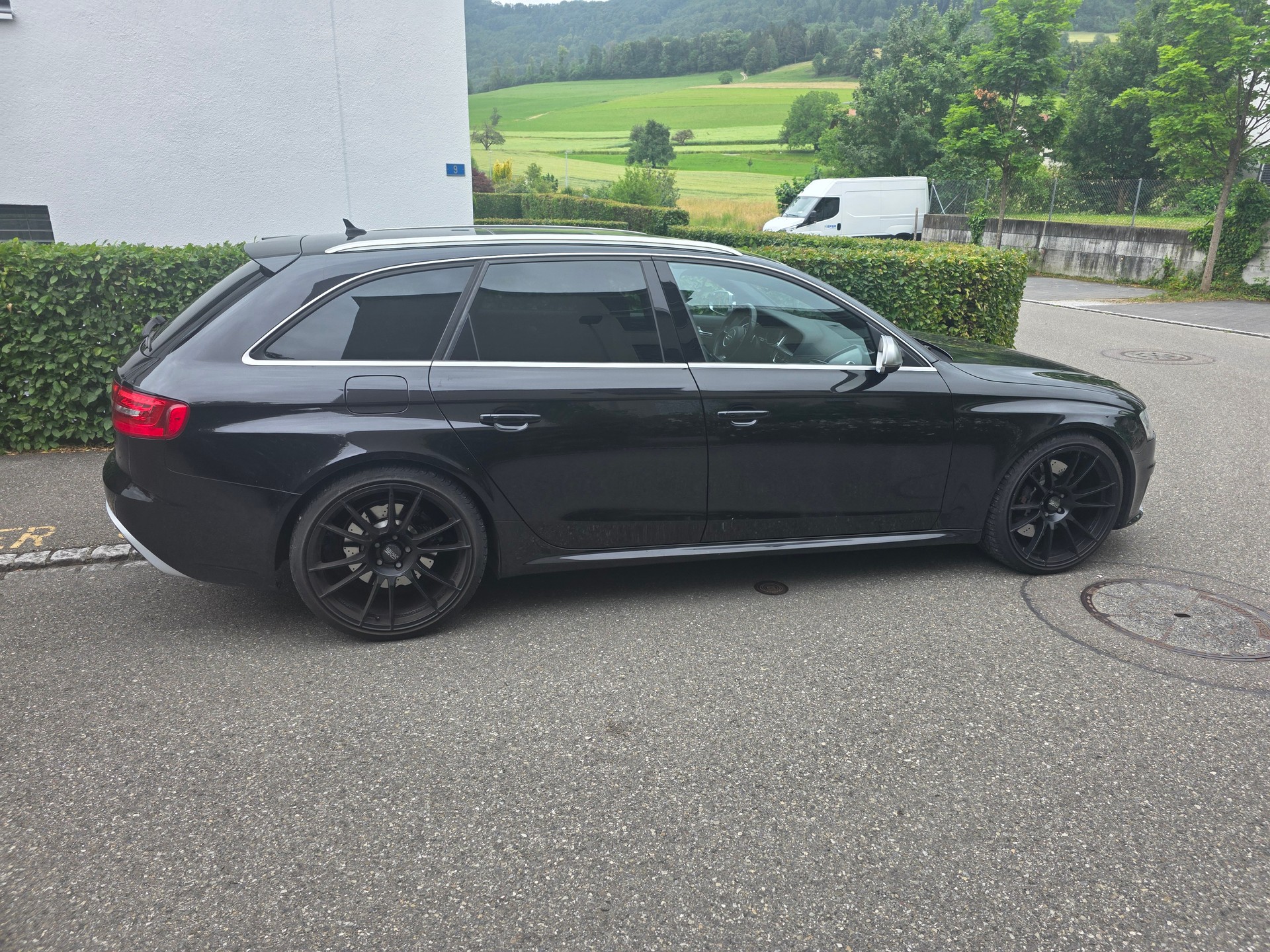 AUDI RS4 Avant 4.2 FSI V8 quattro S-tronic-image-3