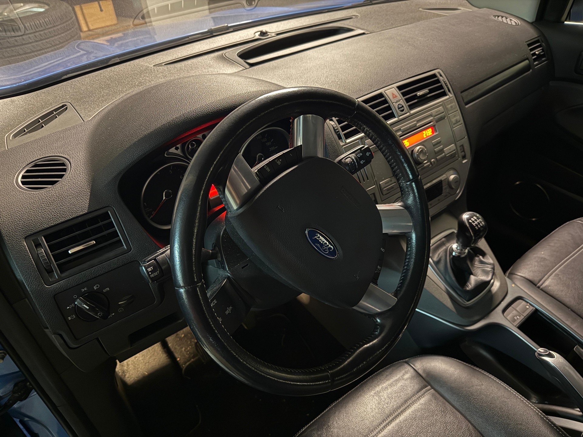 FORD Kuga 2.5 Turbo Titanium 4WD-image-8