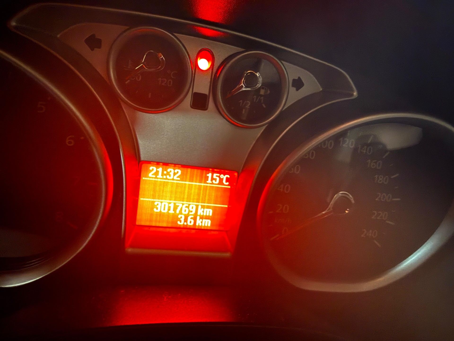 FORD Kuga 2.5 Turbo Titanium 4WD-image-13