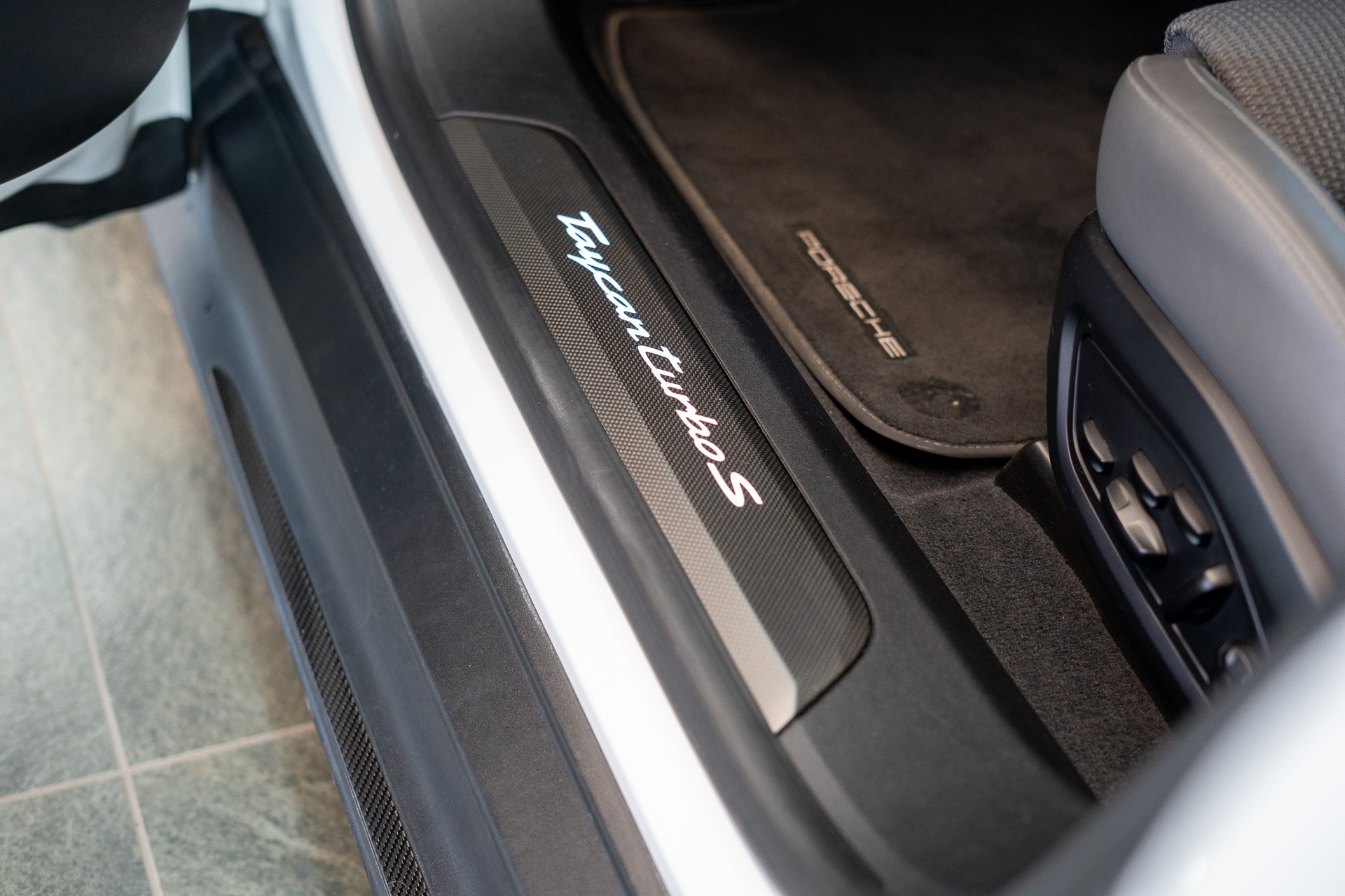 PORSCHE Taycan Turbo S / CH-Fahrzeug / Keramik Brems-Anlage / Panorama / Alcantara Lenkrad / Sport Chrono-image-13