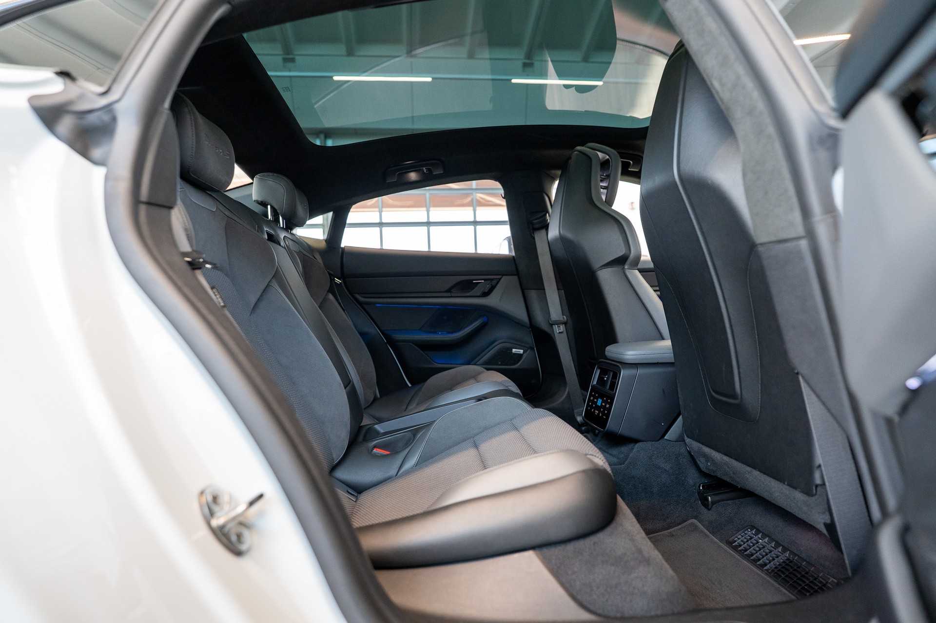 PORSCHE Taycan Turbo S / CH-Fahrzeug / Keramik Brems-Anlage / Panorama / Alcantara Lenkrad / Sport Chrono-image-15