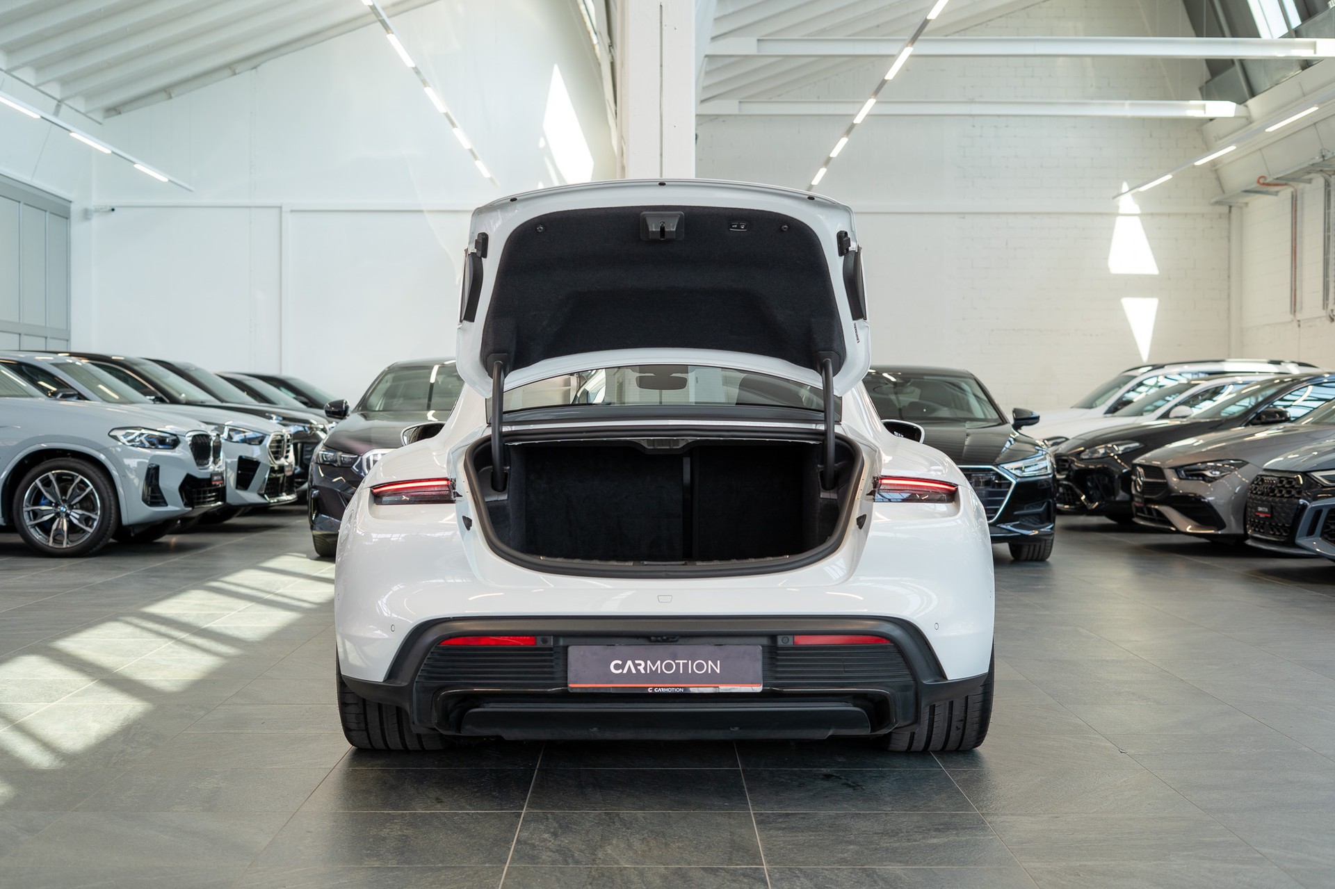 PORSCHE Taycan Turbo S / CH-Fahrzeug / Keramik Brems-Anlage / Panorama / Alcantara Lenkrad / Sport Chrono-image-6