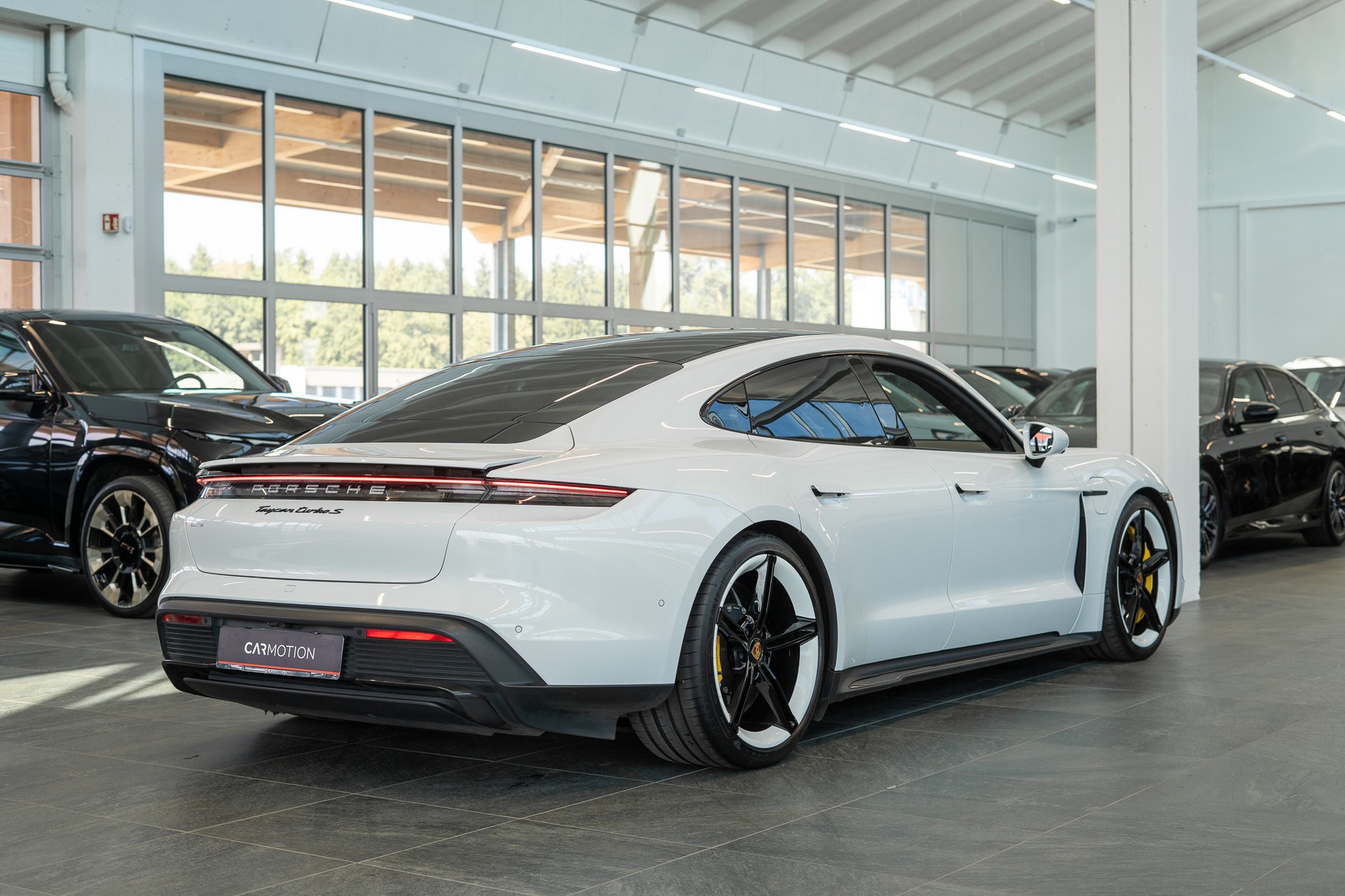 PORSCHE Taycan Turbo S / CH-Fahrzeug / Keramik Brems-Anlage / Panorama / Alcantara Lenkrad / Sport Chrono-image-7