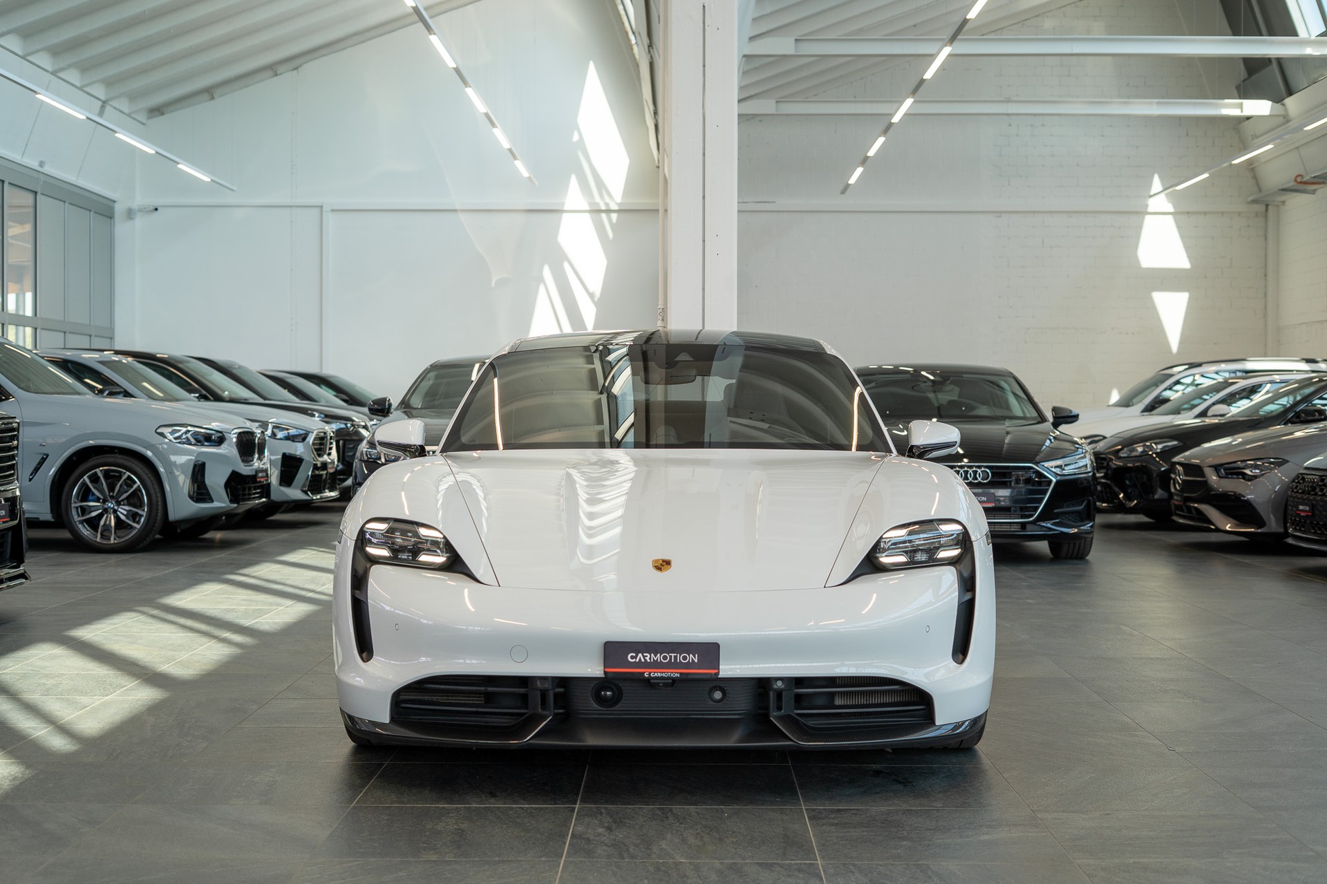 PORSCHE Taycan Turbo S / CH-Fahrzeug / Keramik Brems-Anlage / Panorama / Alcantara Lenkrad / Sport Chrono-image-1