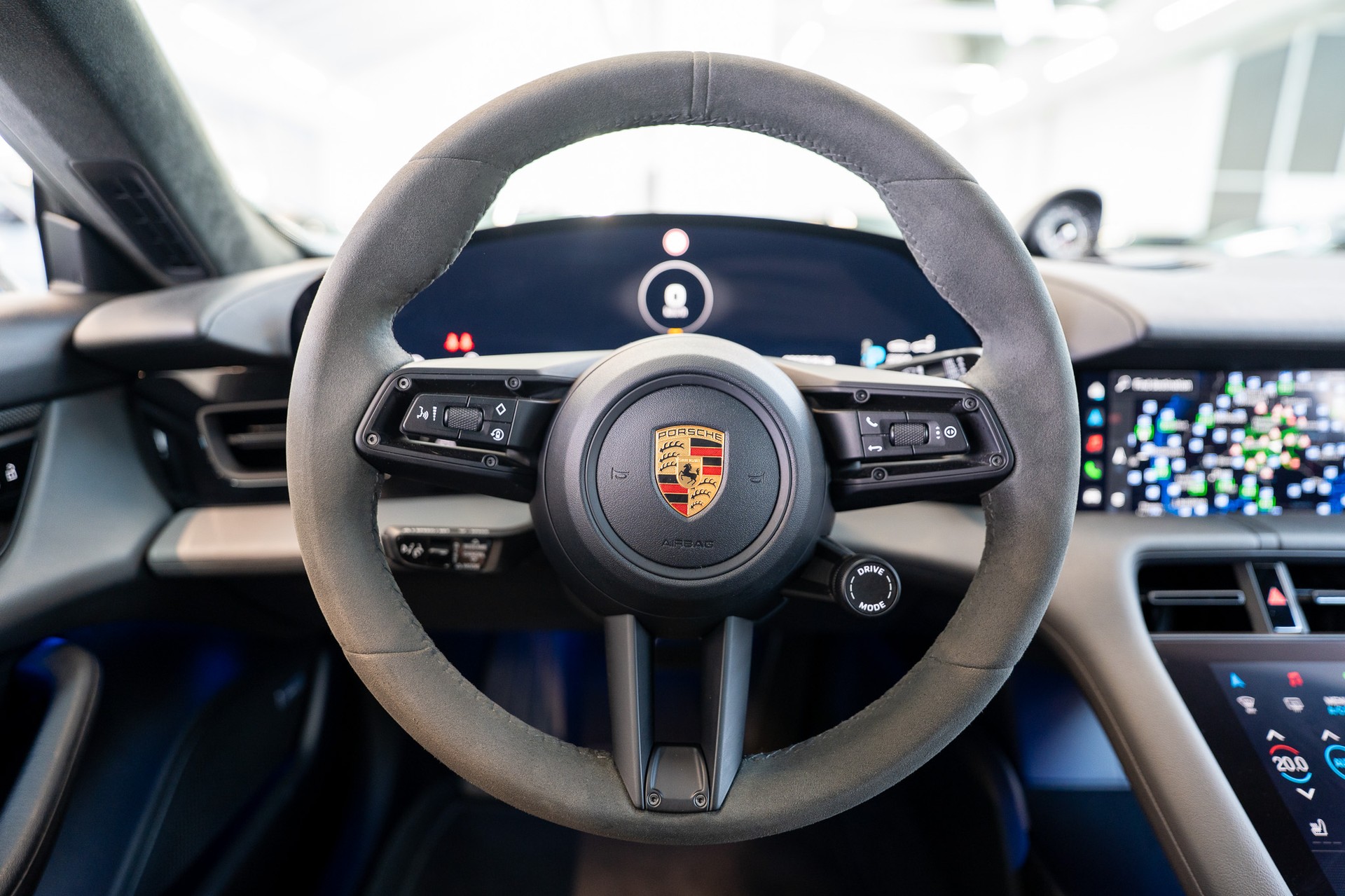 PORSCHE Taycan Turbo S / CH-Fahrzeug / Keramik Brems-Anlage / Panorama / Alcantara Lenkrad / Sport Chrono-image-19