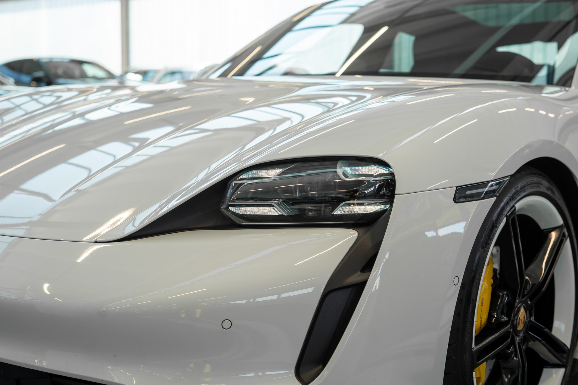 PORSCHE Taycan Turbo S / CH-Fahrzeug / Keramik Brems-Anlage / Panorama / Alcantara Lenkrad / Sport Chrono-image-22