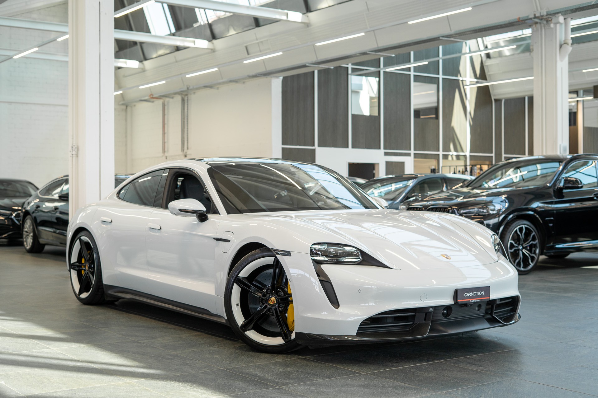 PORSCHE Taycan Turbo S / CH-Fahrzeug / Keramik Brems-Anlage / Panorama / Alcantara Lenkrad / Sport Chrono-image-3