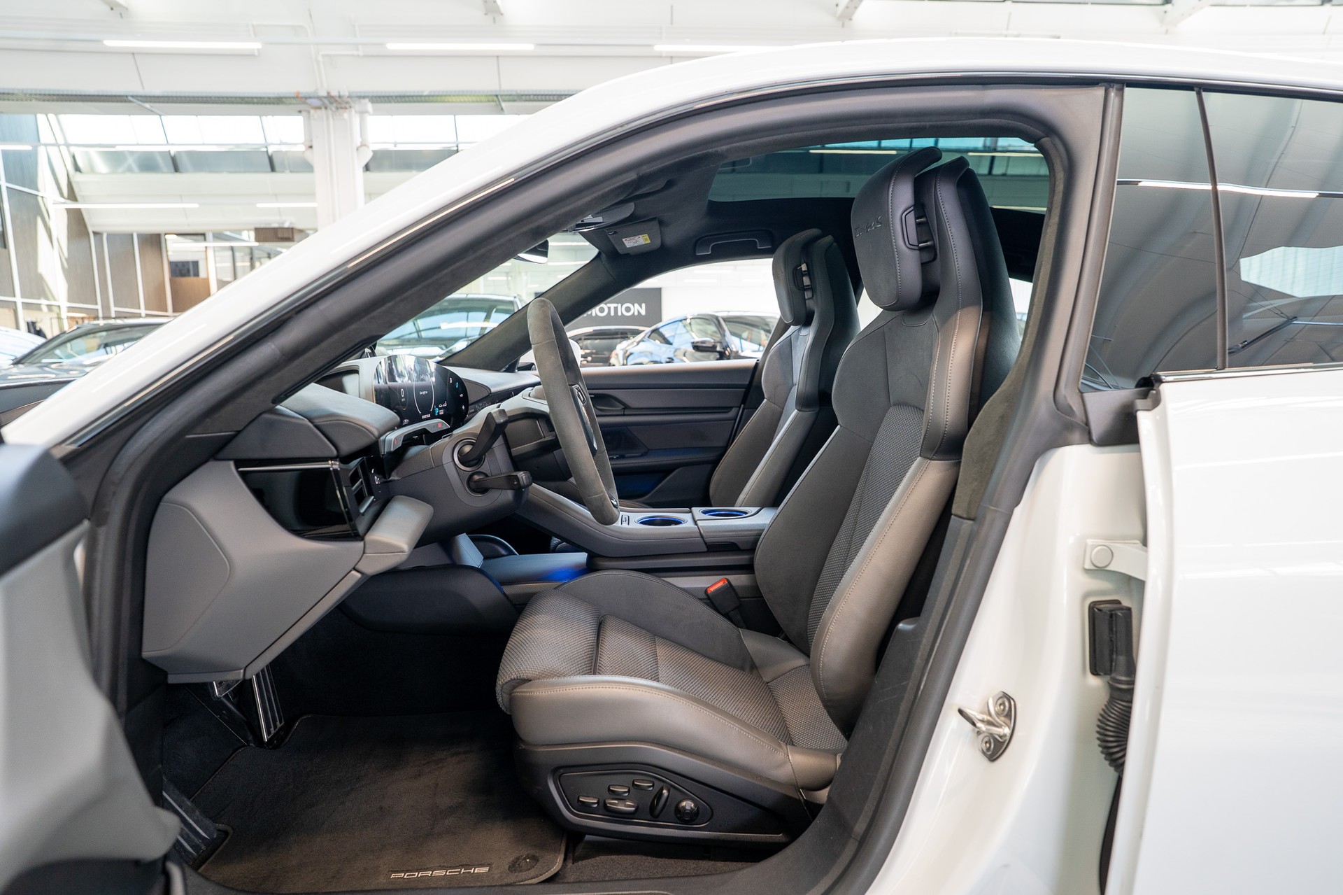 PORSCHE Taycan Turbo S / CH-Fahrzeug / Keramik Brems-Anlage / Panorama / Alcantara Lenkrad / Sport Chrono-image-10