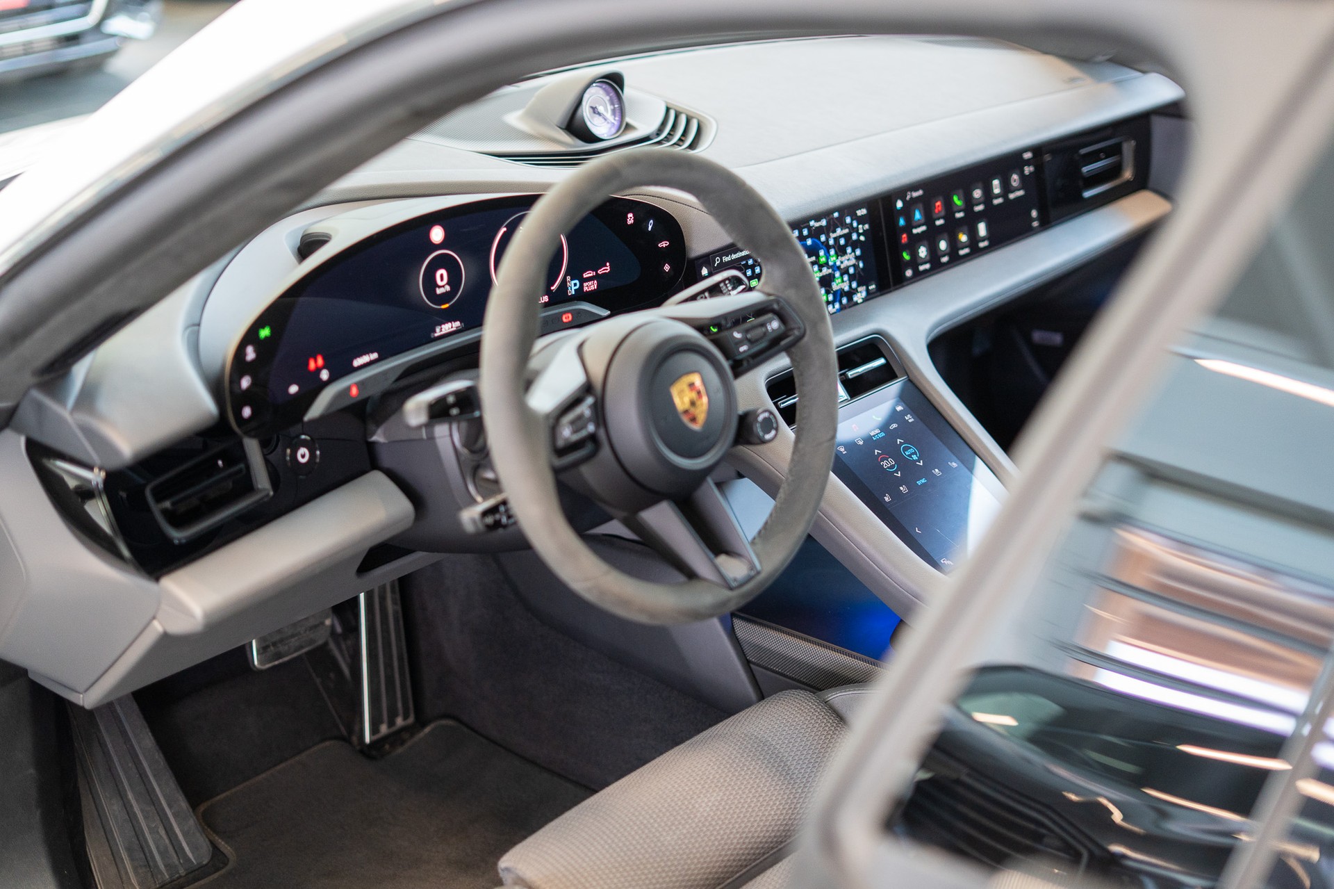 PORSCHE Taycan Turbo S / CH-Fahrzeug / Keramik Brems-Anlage / Panorama / Alcantara Lenkrad / Sport Chrono-image-9