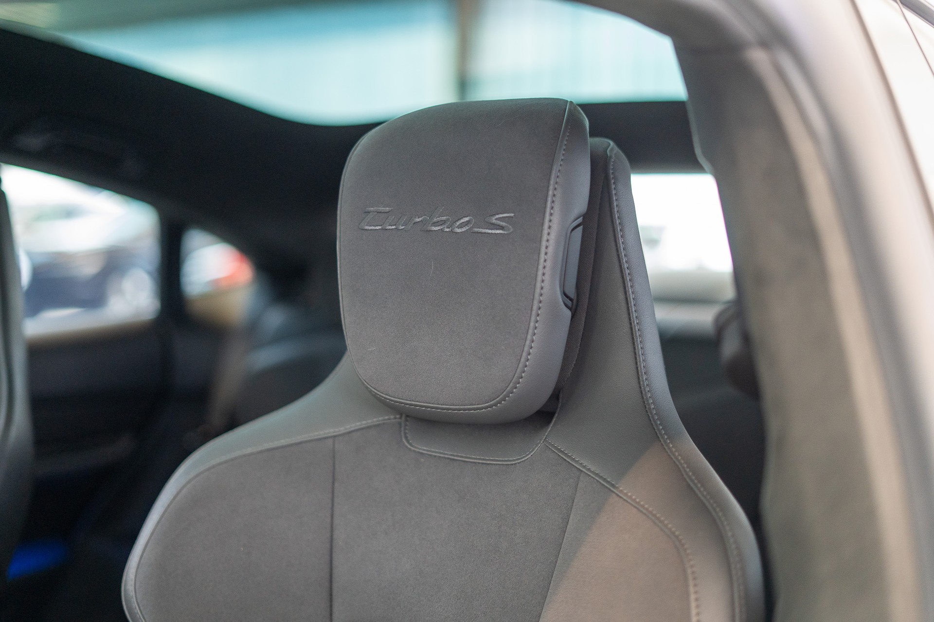 PORSCHE Taycan Turbo S / CH-Fahrzeug / Keramik Brems-Anlage / Panorama / Alcantara Lenkrad / Sport Chrono-image-12