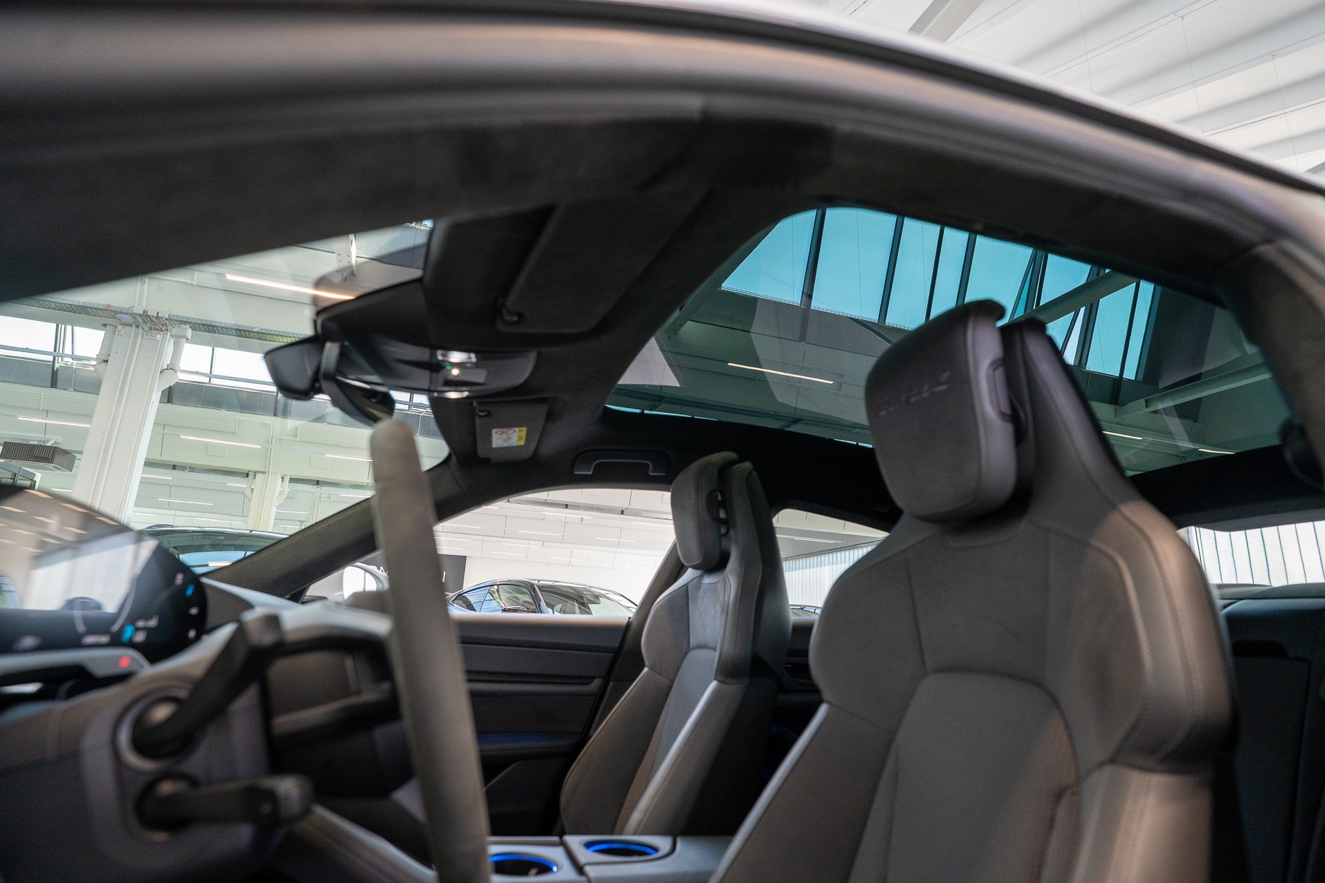 PORSCHE Taycan Turbo S / CH-Fahrzeug / Keramik Brems-Anlage / Panorama / Alcantara Lenkrad / Sport Chrono-image-11