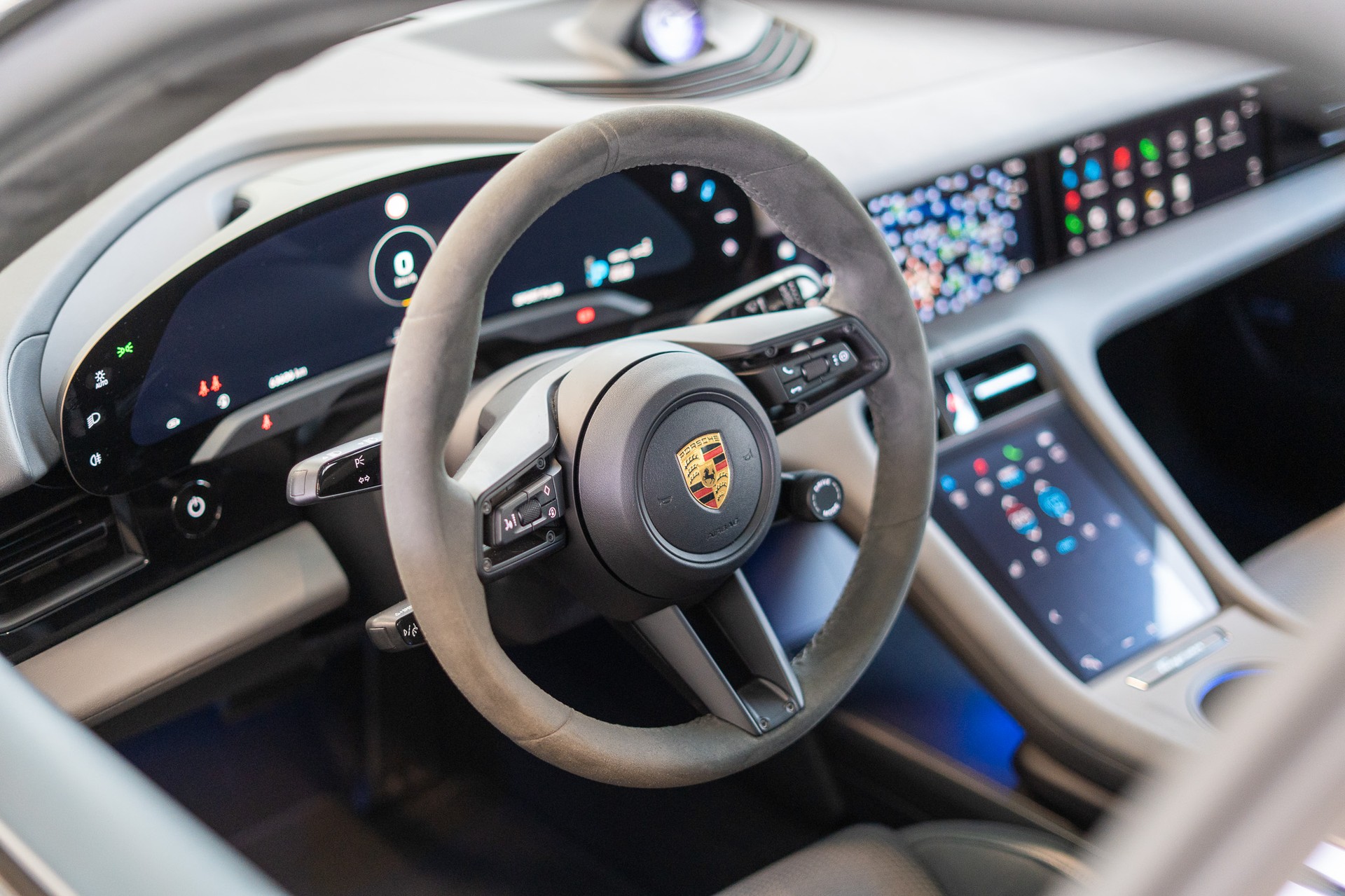 PORSCHE Taycan Turbo S / CH-Fahrzeug / Keramik Brems-Anlage / Panorama / Alcantara Lenkrad / Sport Chrono-image-8