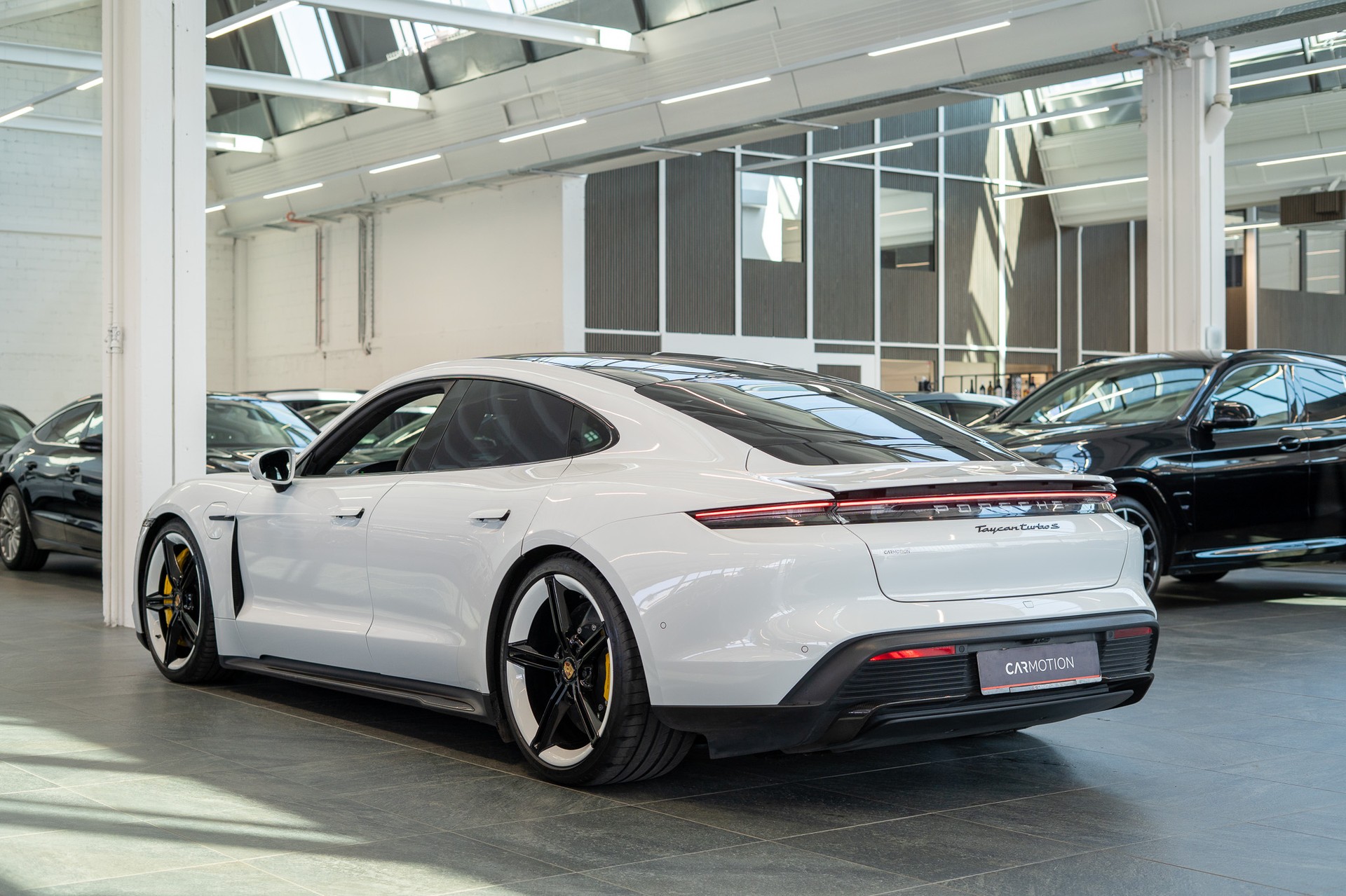 PORSCHE Taycan Turbo S / CH-Fahrzeug / Keramik Brems-Anlage / Panorama / Alcantara Lenkrad / Sport Chrono-image-4