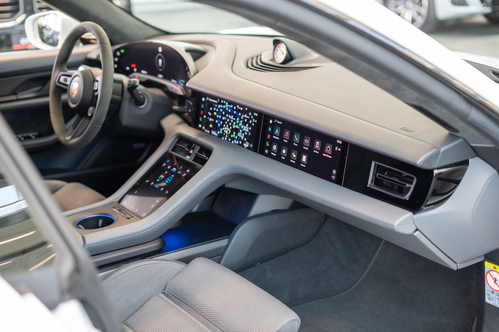 PORSCHE Taycan Turbo S / CH-Fahrzeug / Keramik Brems-Anlage / Panorama / Alcantara Lenkrad / Sport Chrono-image-17