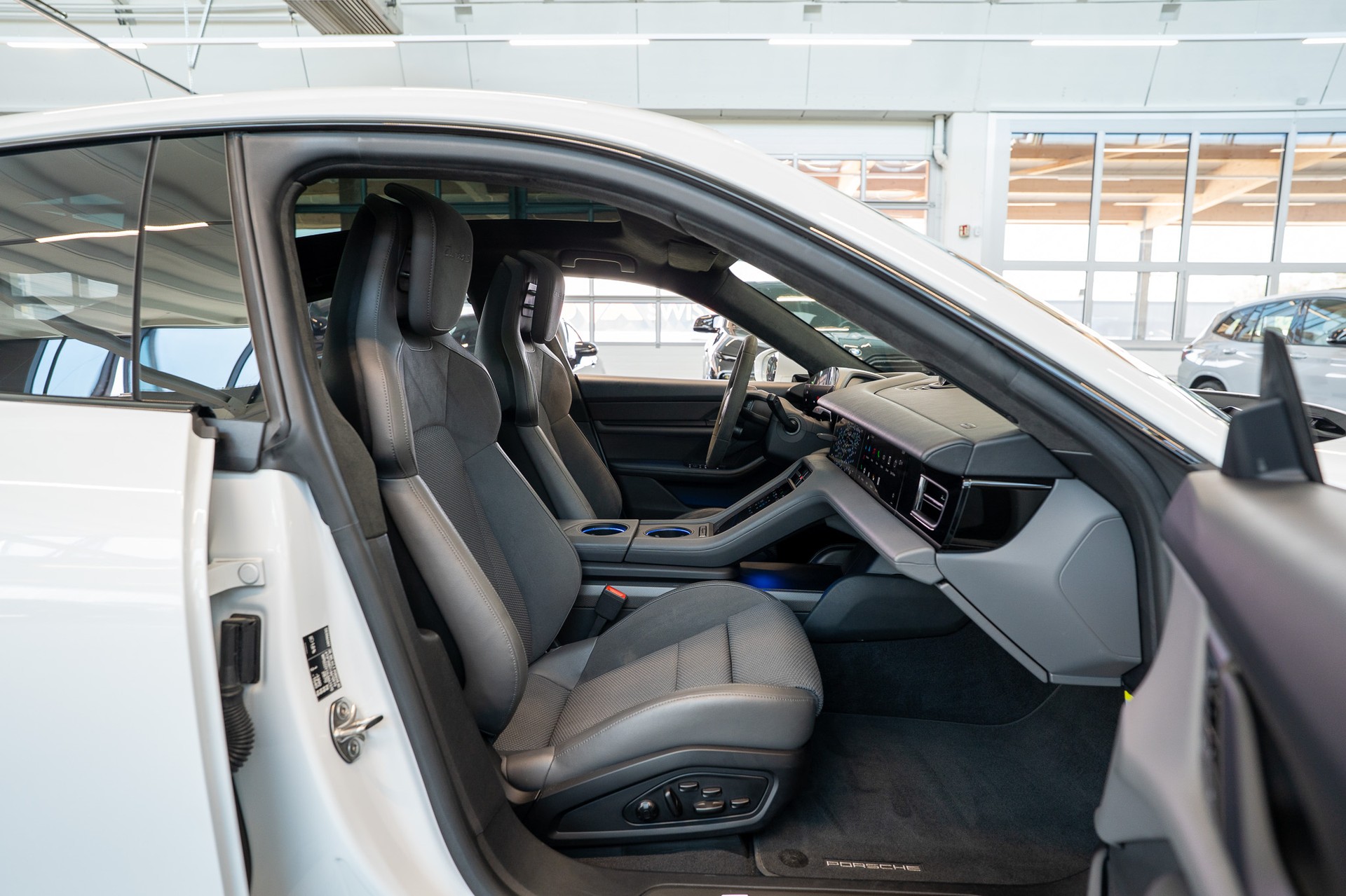 PORSCHE Taycan Turbo S / CH-Fahrzeug / Keramik Brems-Anlage / Panorama / Alcantara Lenkrad / Sport Chrono-image-16