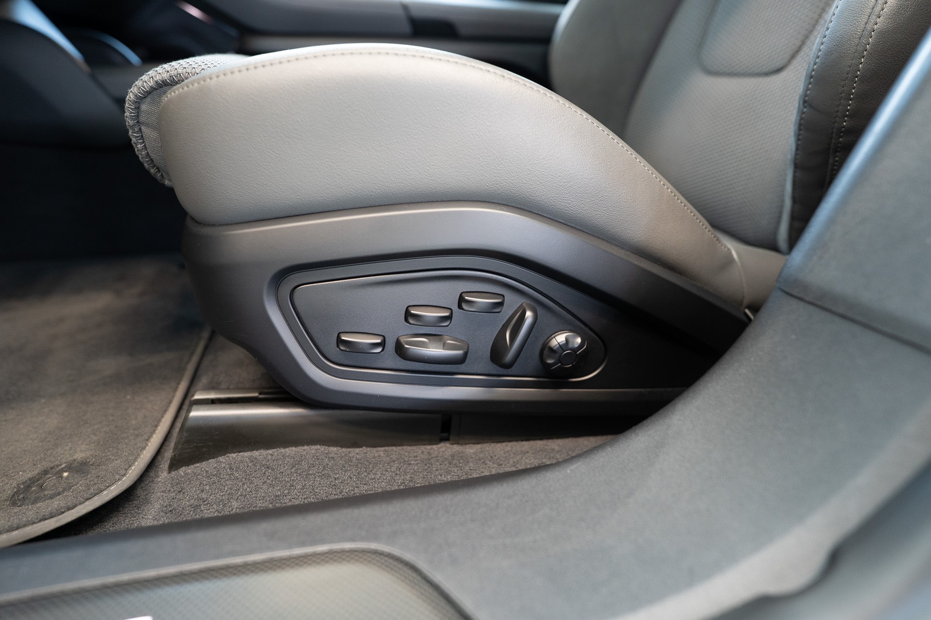 PORSCHE Taycan Turbo S / CH-Fahrzeug / Keramik Brems-Anlage / Panorama / Alcantara Lenkrad / Sport Chrono-image-26