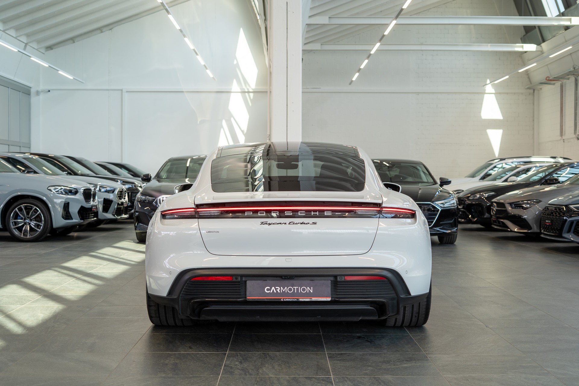 PORSCHE Taycan Turbo S / CH-Fahrzeug / Keramik Brems-Anlage / Panorama / Alcantara Lenkrad / Sport Chrono-image-5