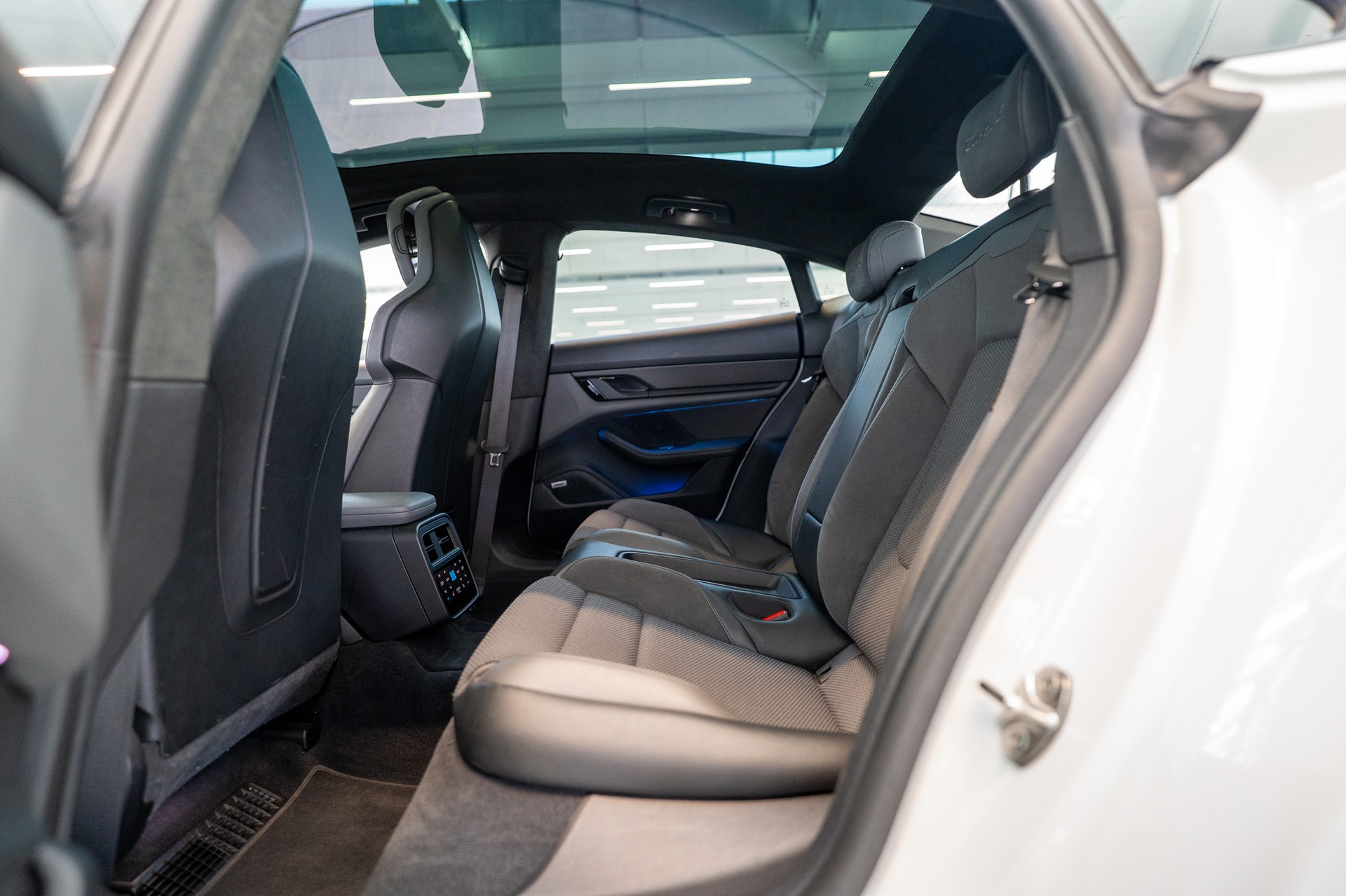 PORSCHE Taycan Turbo S / CH-Fahrzeug / Keramik Brems-Anlage / Panorama / Alcantara Lenkrad / Sport Chrono-image-14