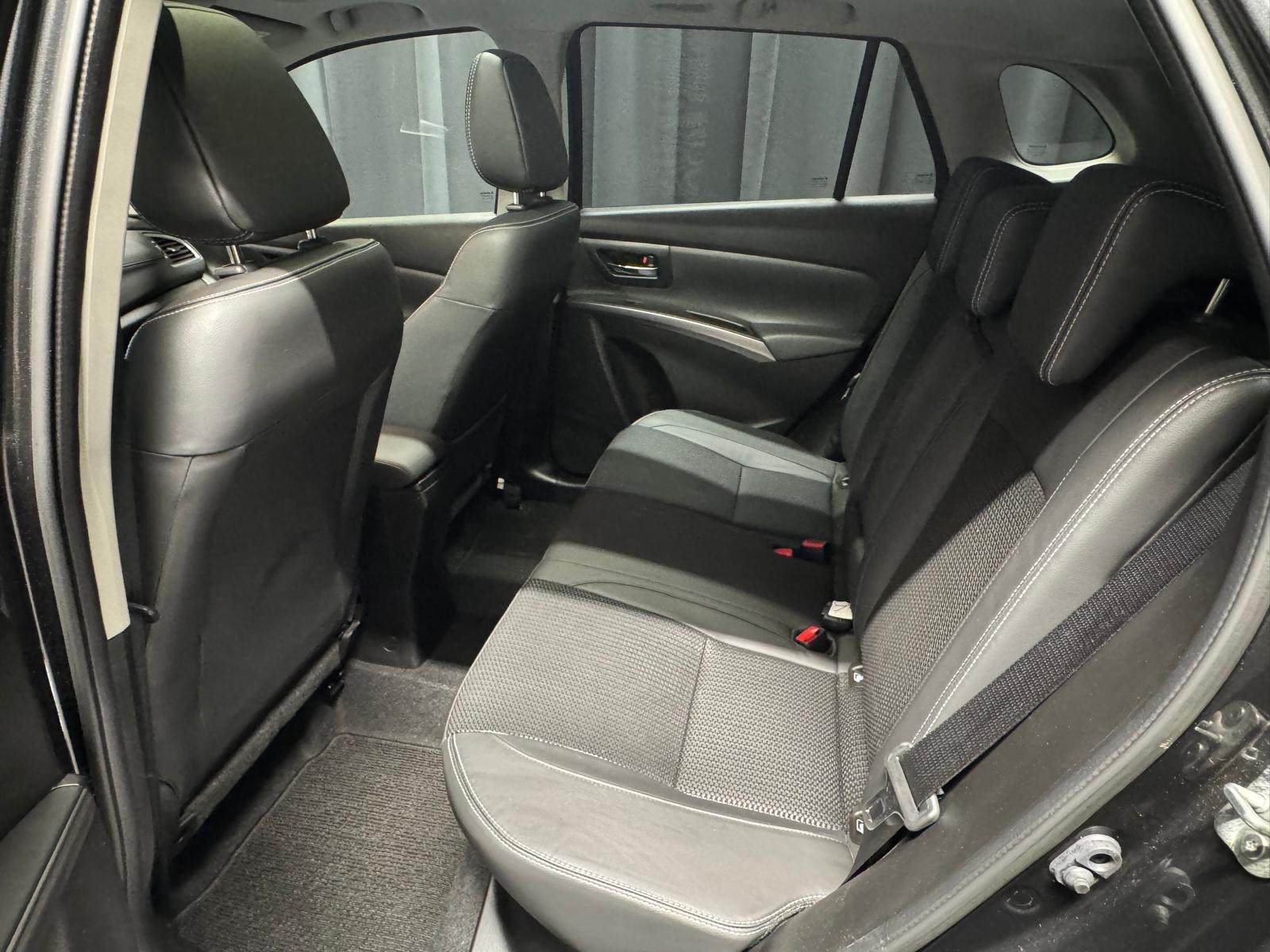 SUZUKI S-Cross 1.5 Compact Top Hybrid-image-17