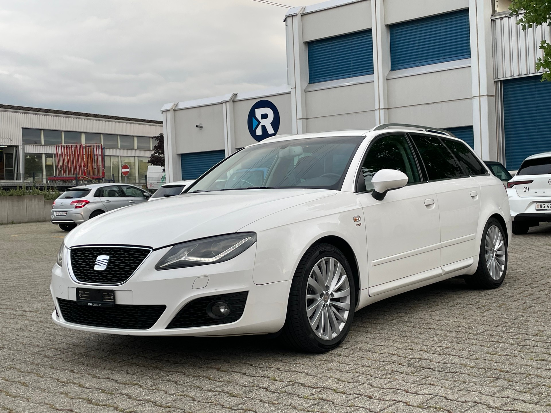 SEAT Exeo ST 2.0 TSI Sport multitronic * neue Bremsen und Reifen *-image-0