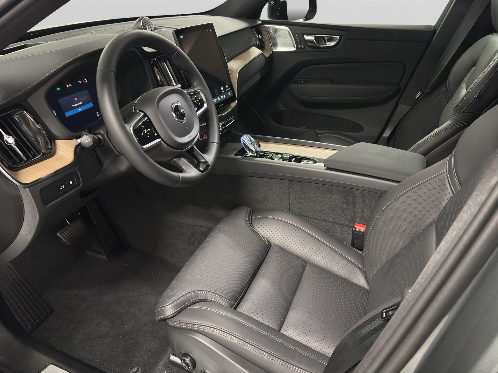 VOLVO XC60 2.0 T8 TE Ultra Dark eAWD-image-3