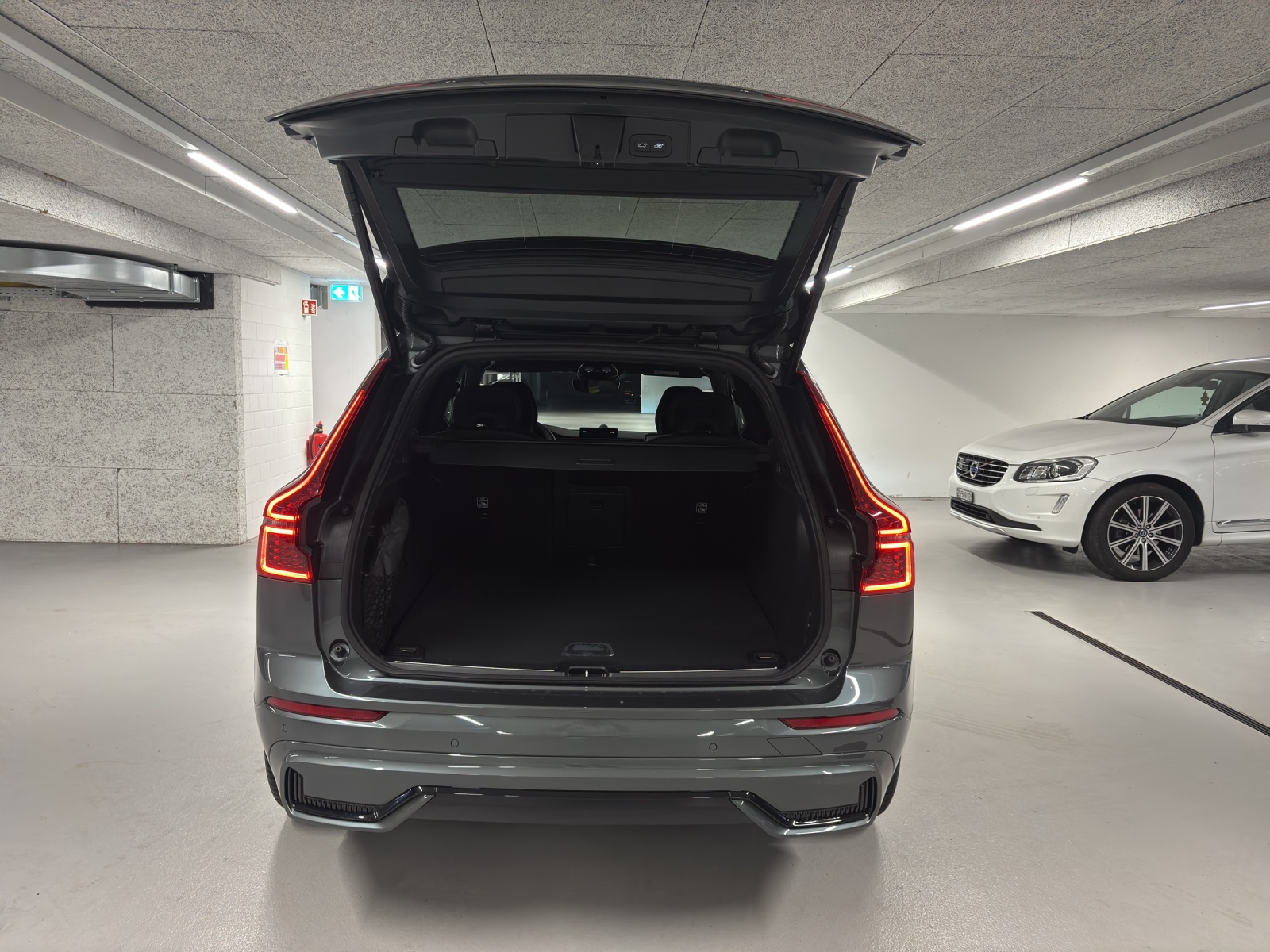 VOLVO XC60 2.0 T8 TE Ultra Dark eAWD-image-12