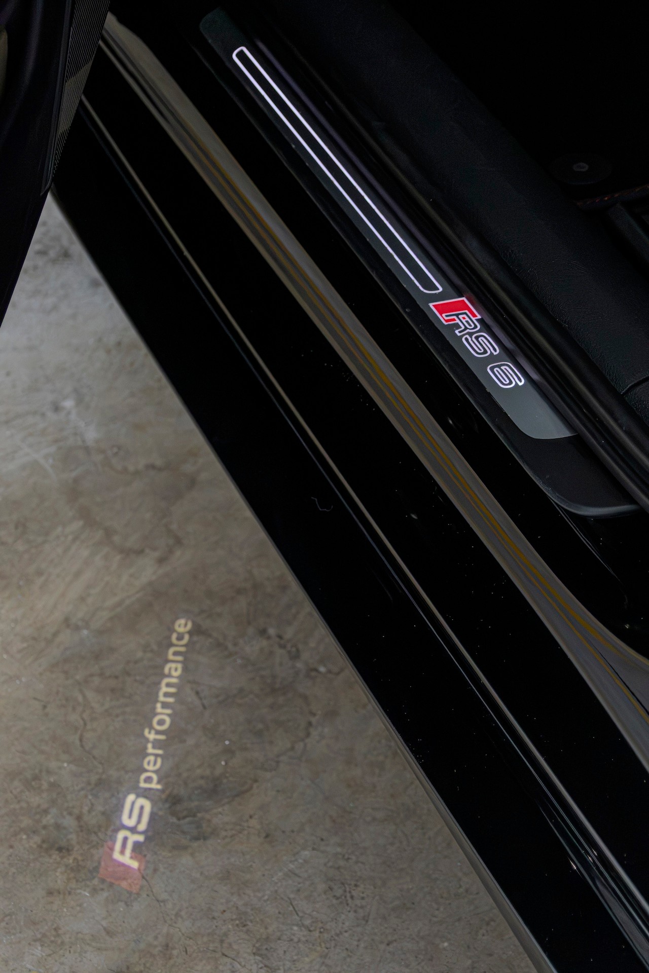 AUDI 4.0 V8 TFSI perform. qu. T-Tr.-image-13