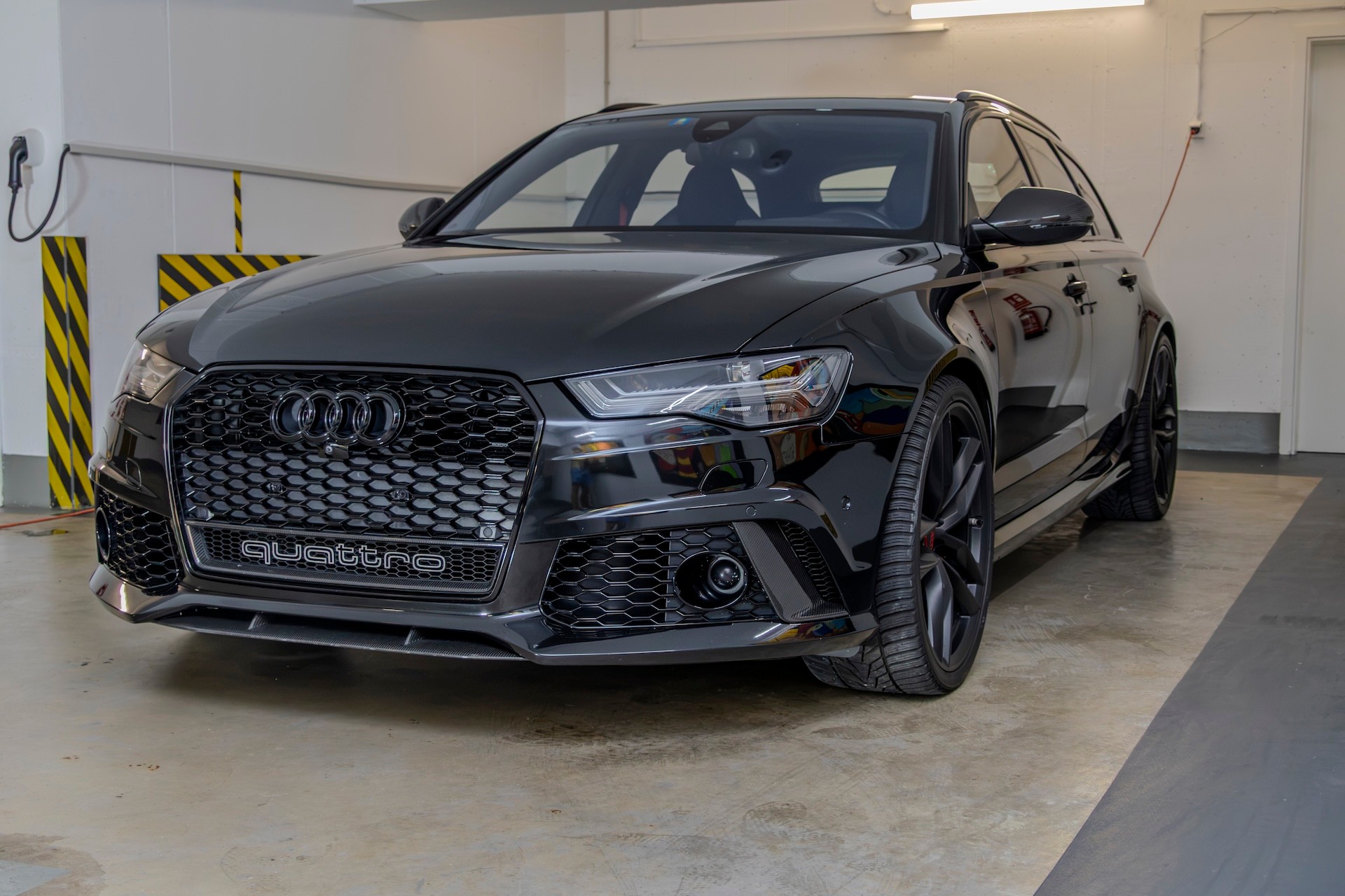 AUDI 4.0 V8 TFSI perform. qu. T-Tr.-image-3