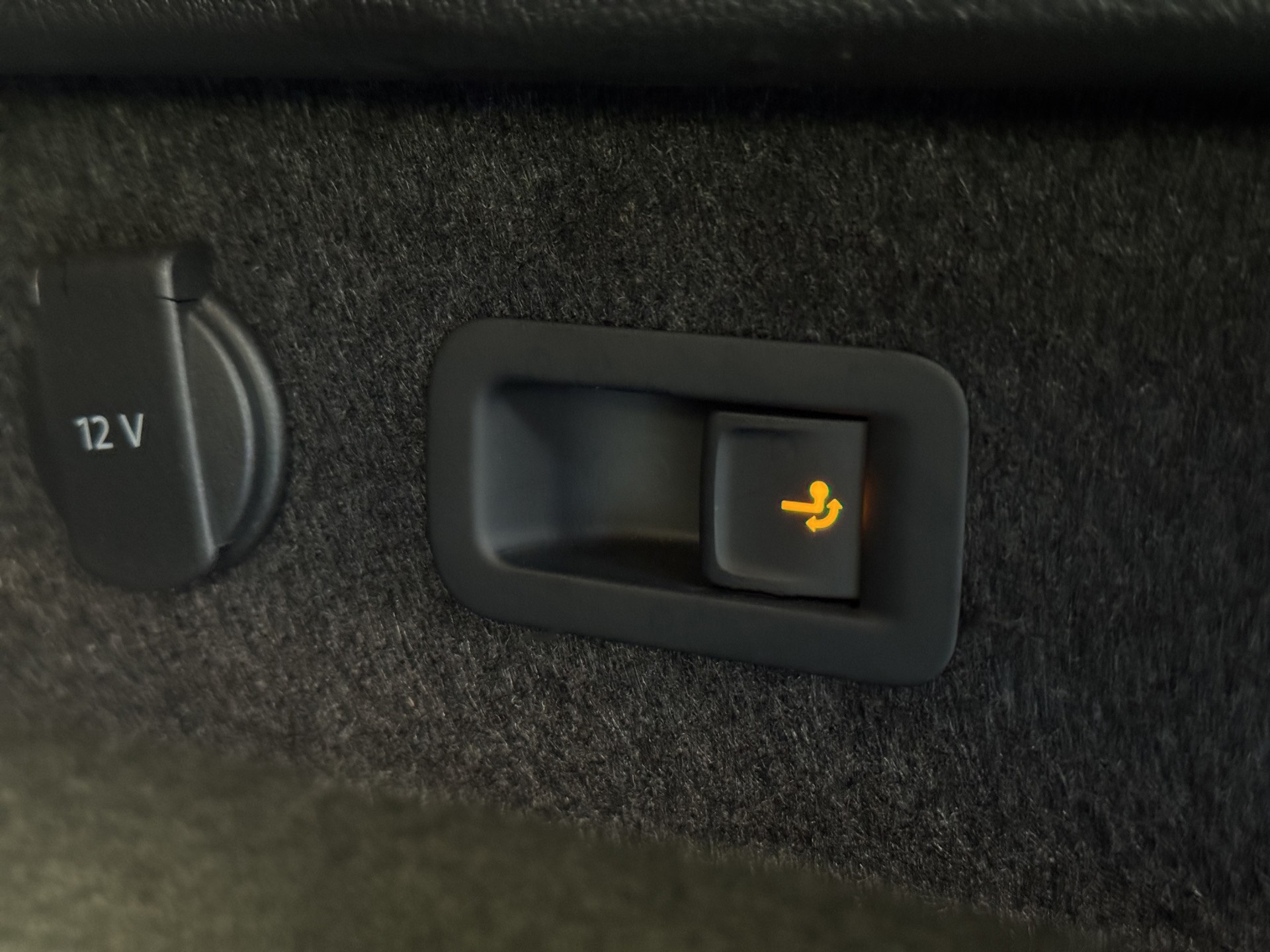 VW Passat Variant 2.0 TDI Elegancé Business DSG "AHK-Navi-RF.-Kamera-Matrix LED"-image-22