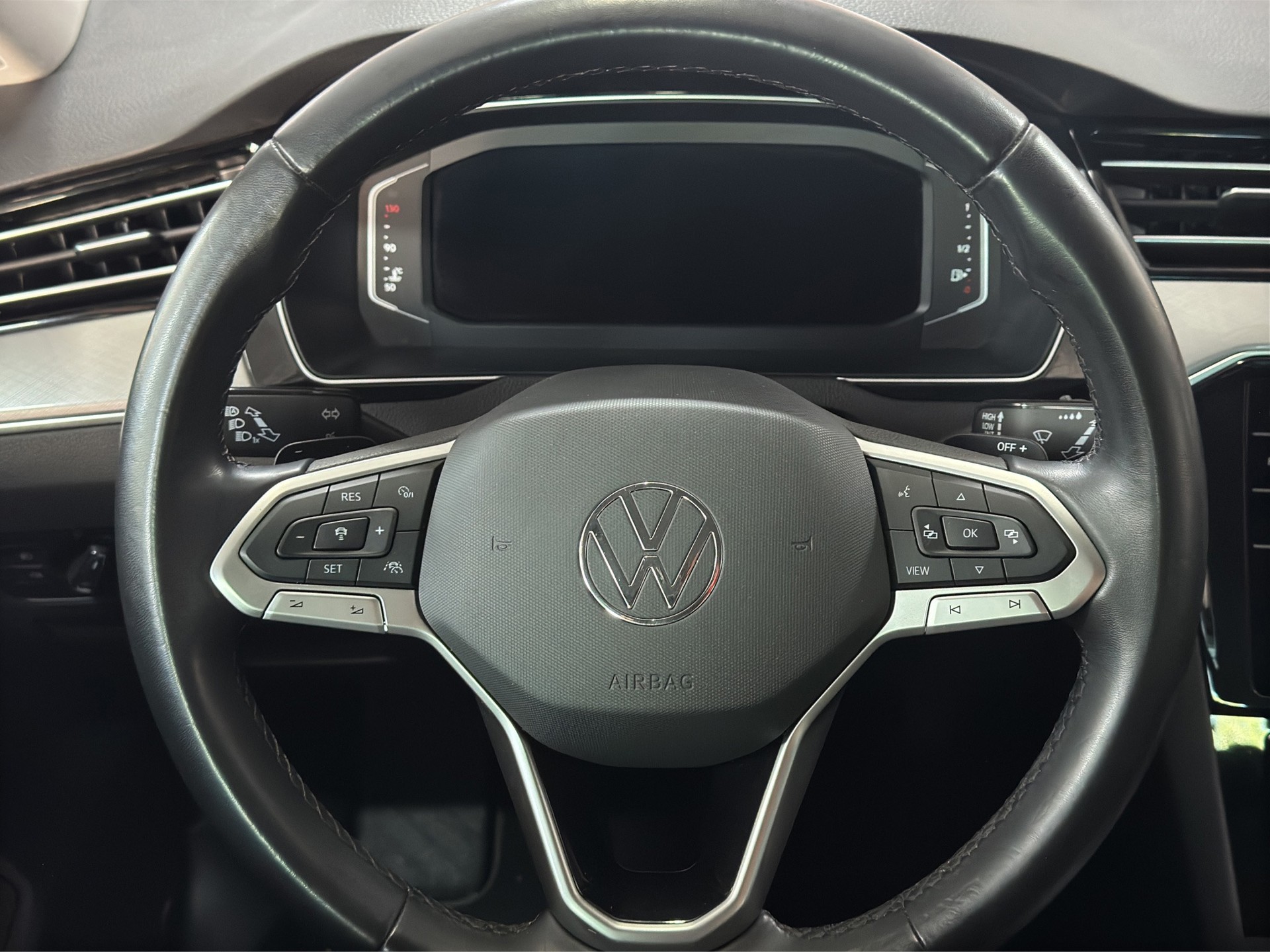 VW Passat Variant 2.0 TDI Elegancé Business DSG "Navi-RF.-Kamera-Matrix-Digital Cockpit"-image-11
