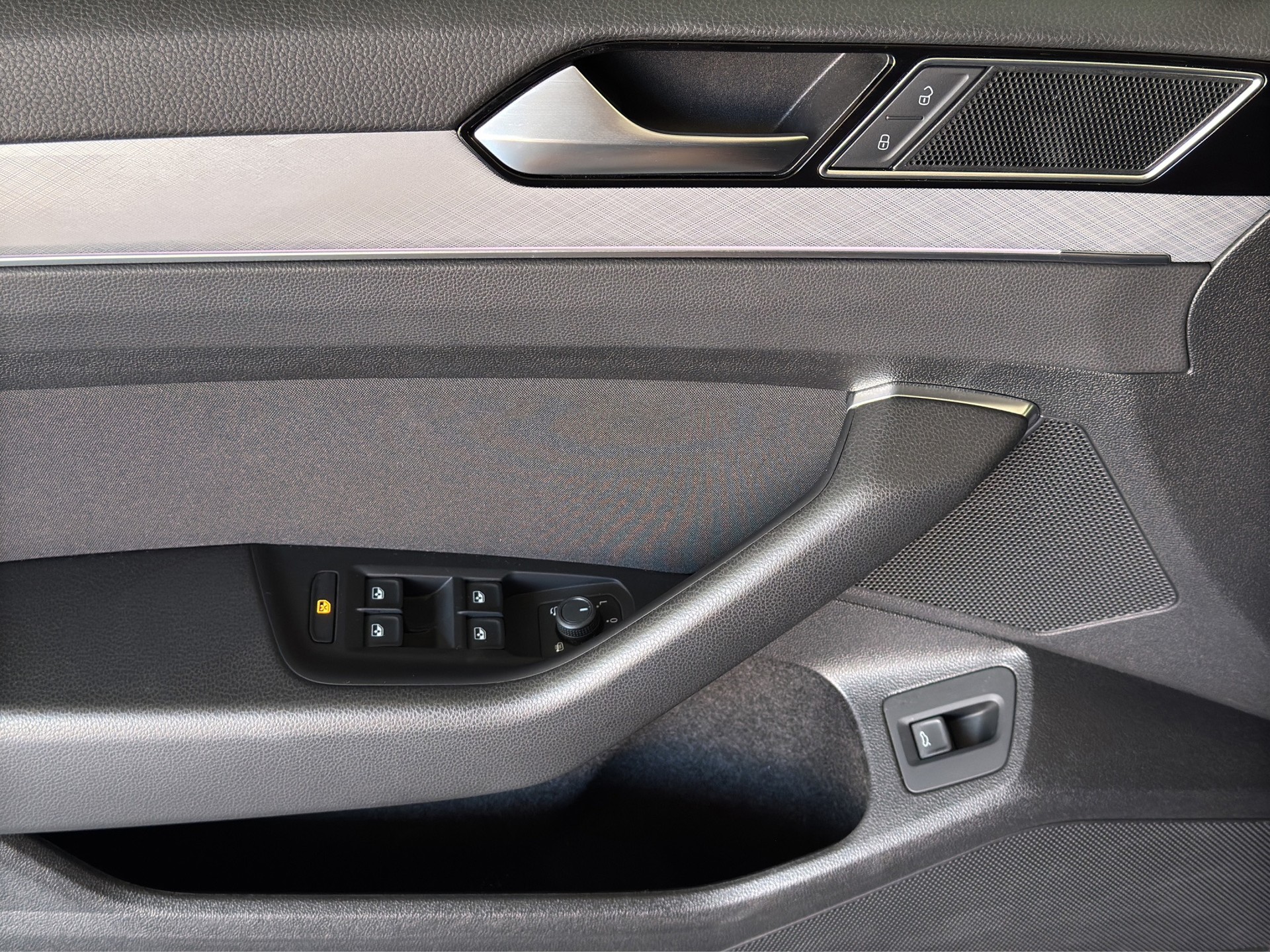 VW Passat Variant 2.0 TDI Elegancé Business DSG "AHK-Navi-RF.-Kamera-Matrix LED"-image-8