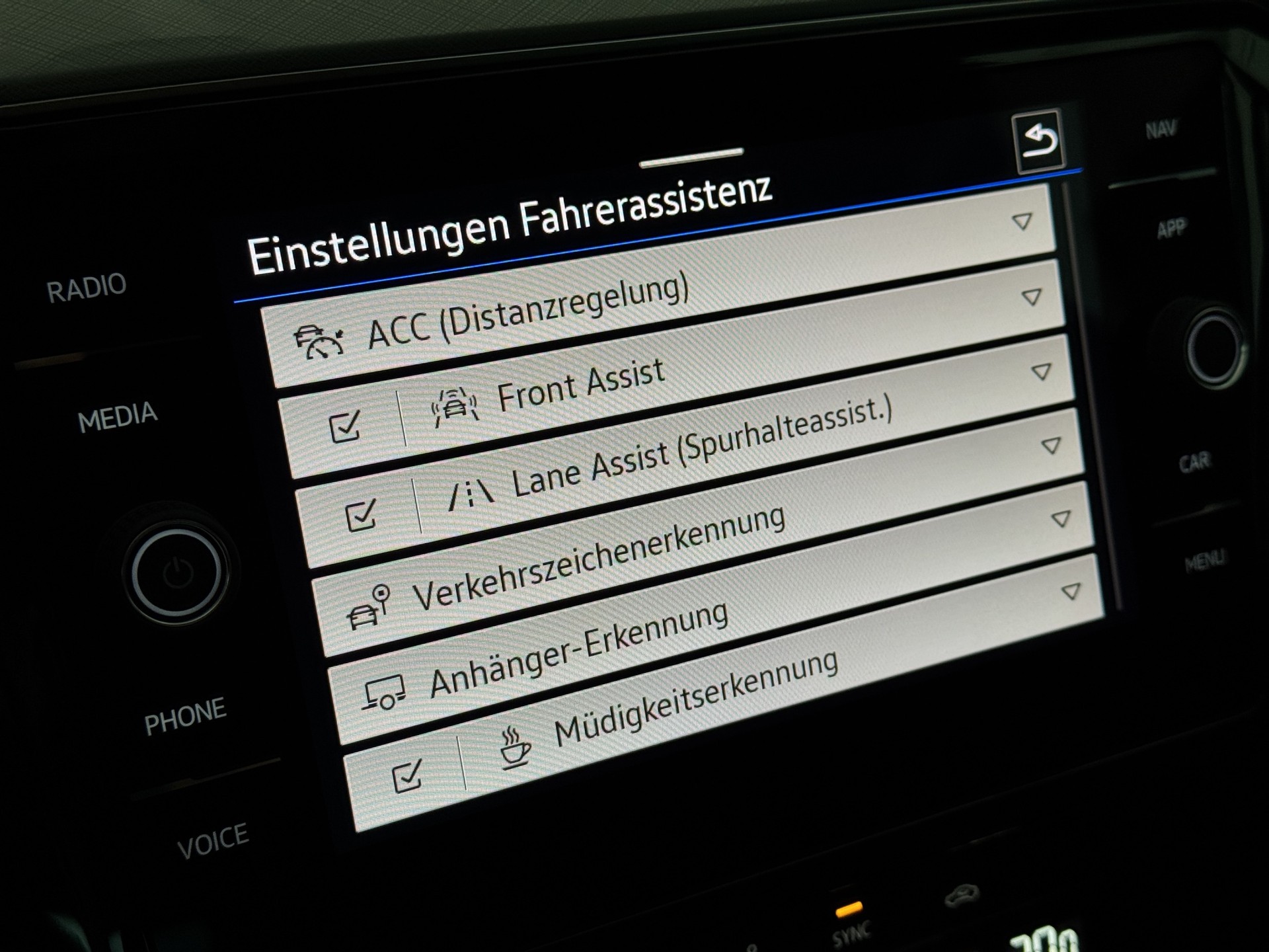 VW Passat Variant 2.0 TDI Elegancé Business DSG "AHK-Navi-RF.-Kamera-Matrix LED"-image-19