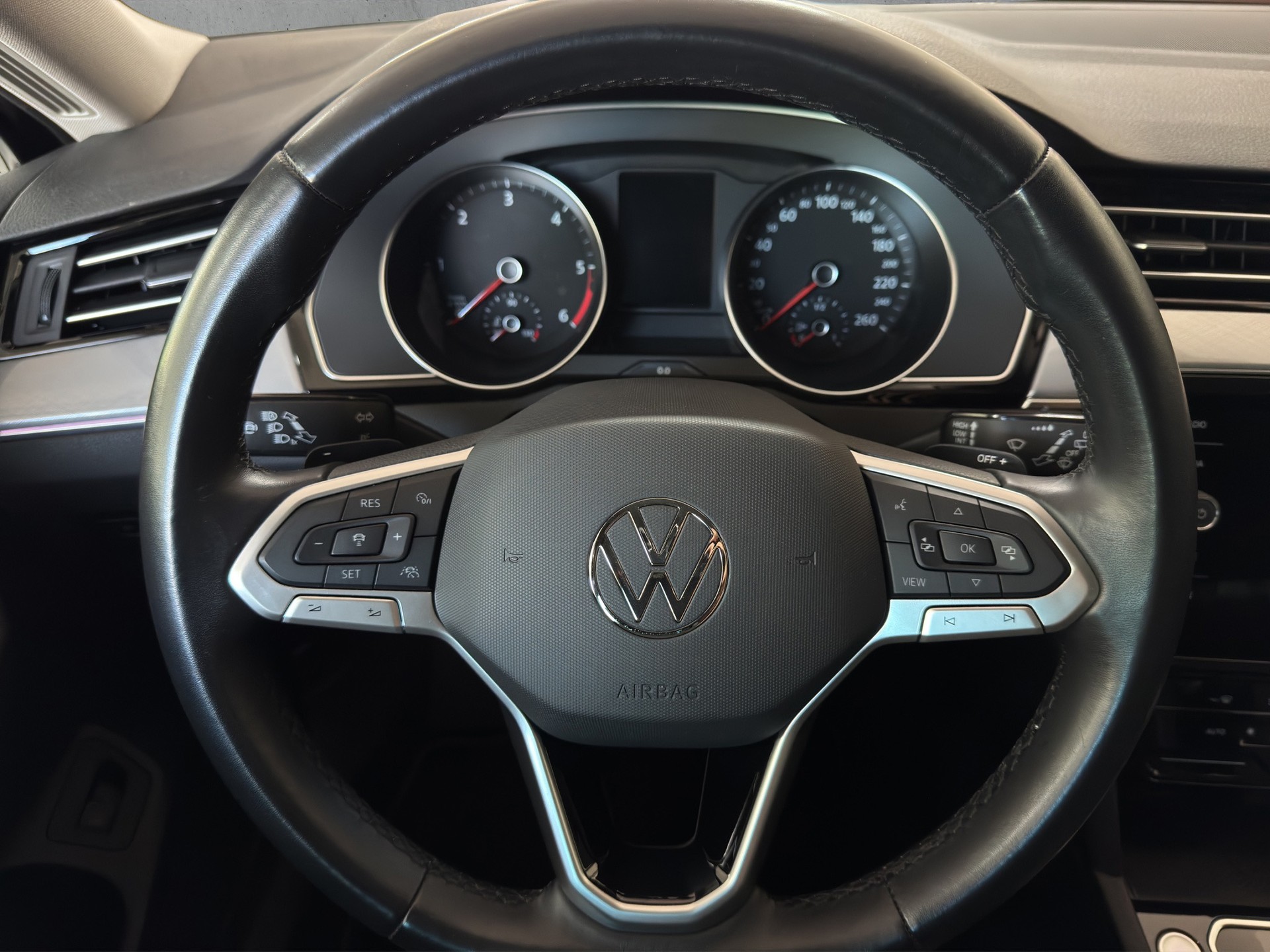 VW Passat Variant 2.0 TDI Elegancé Business DSG "AHK-Navi-RF.-Kamera-Matrix LED"-image-12