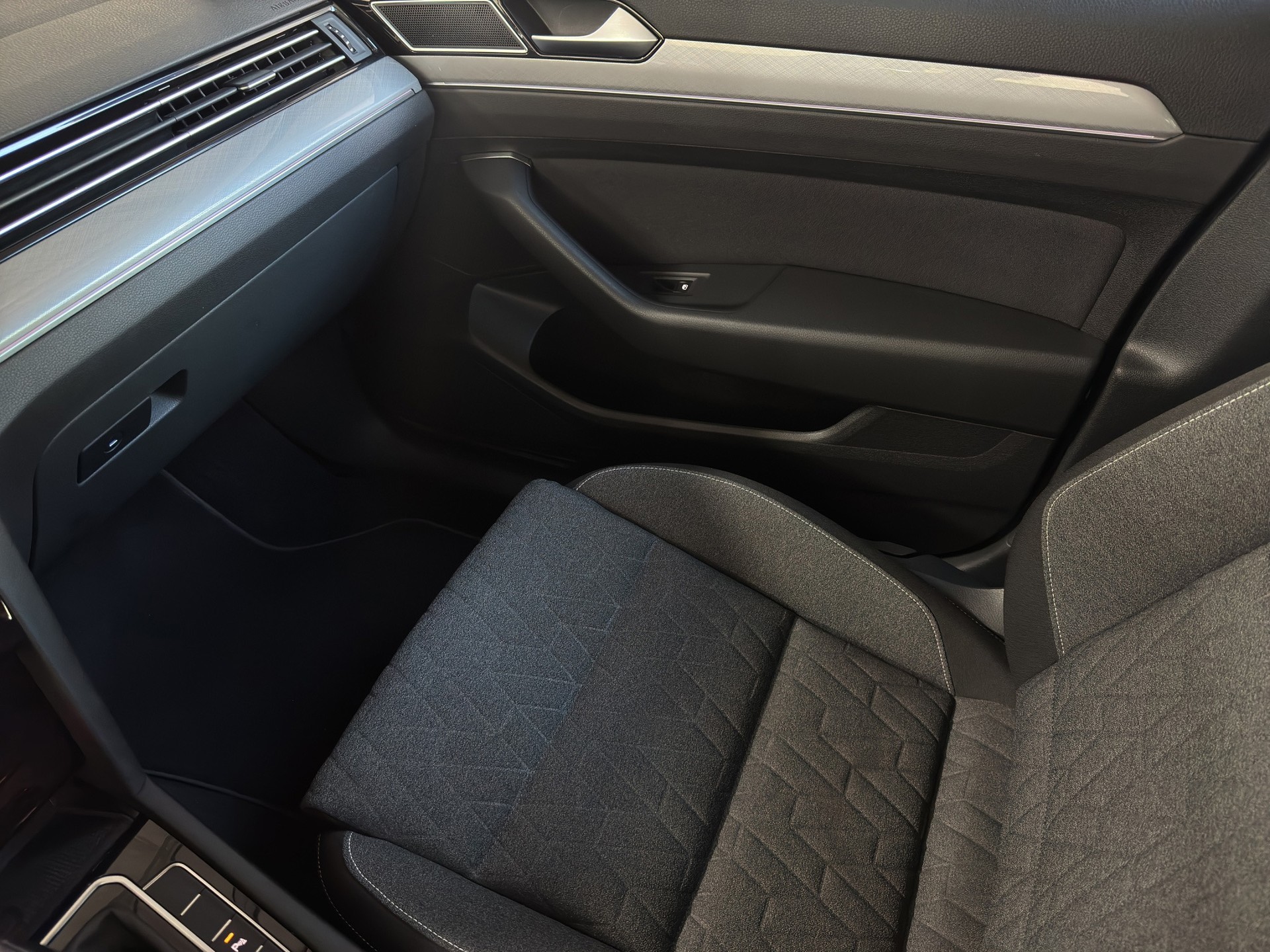 VW Passat Variant 2.0 TDI Elegancé Business DSG "Navi-RF.-Kamera-Matrix-Digital Cockpit"-image-14