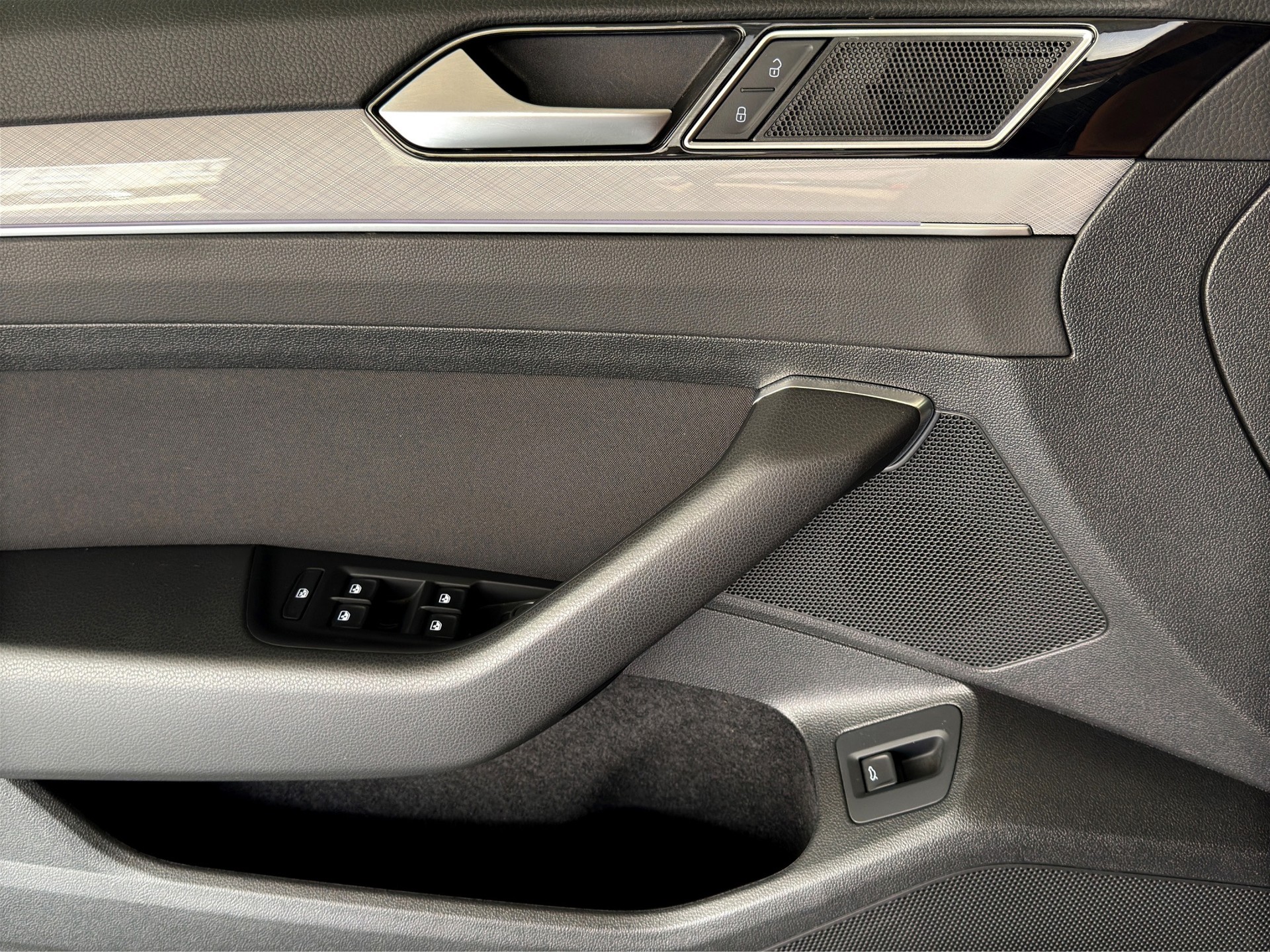 VW Passat Variant 2.0 TDI Elegancé Business DSG "Navi-RF.-Kamera-Matrix-Digital Cockpit"-image-8