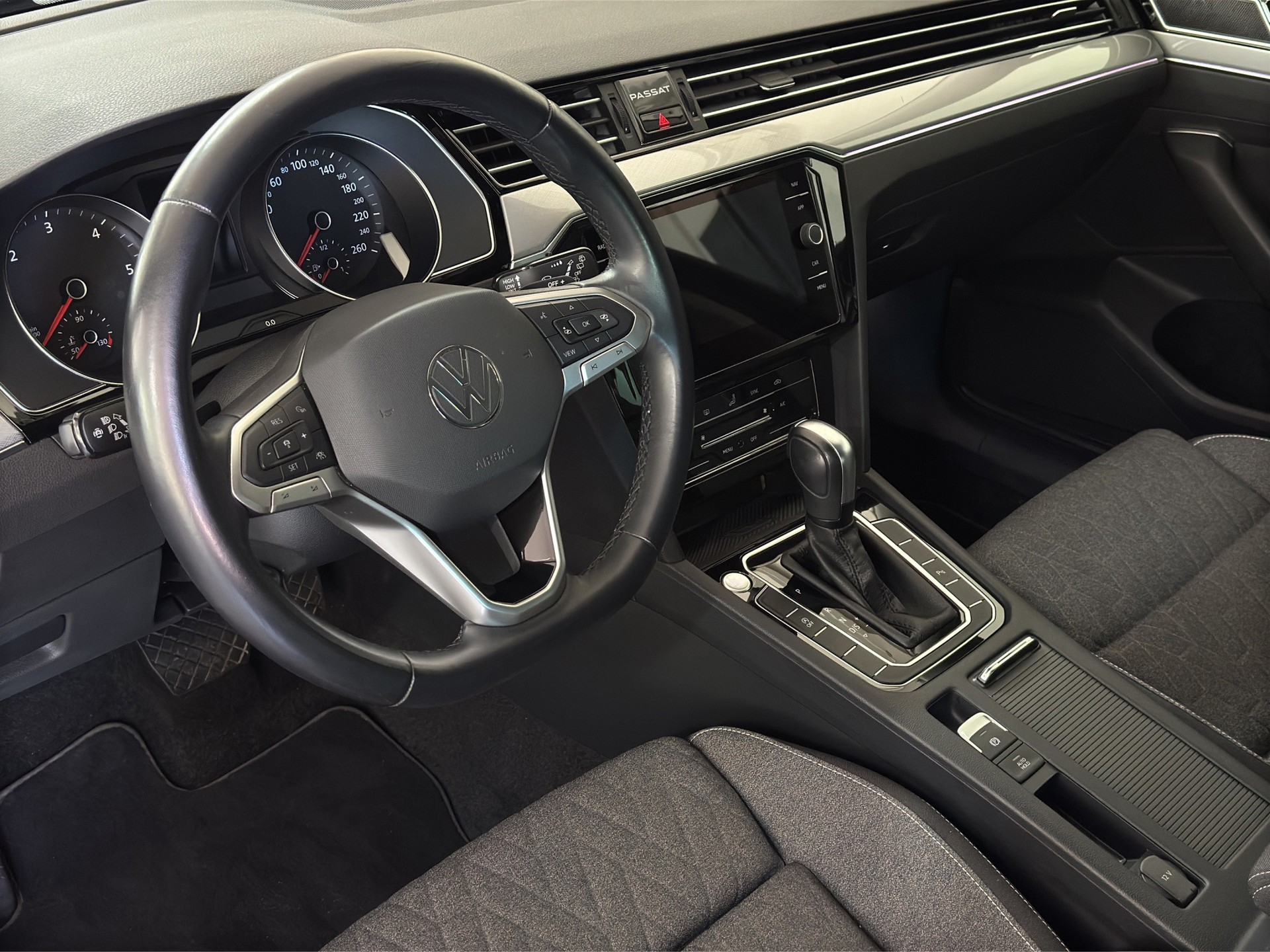 VW Passat Variant 2.0 TDI Elegancé Business DSG "AHK-Navi-RF.-Kamera-Matrix LED"-image-11