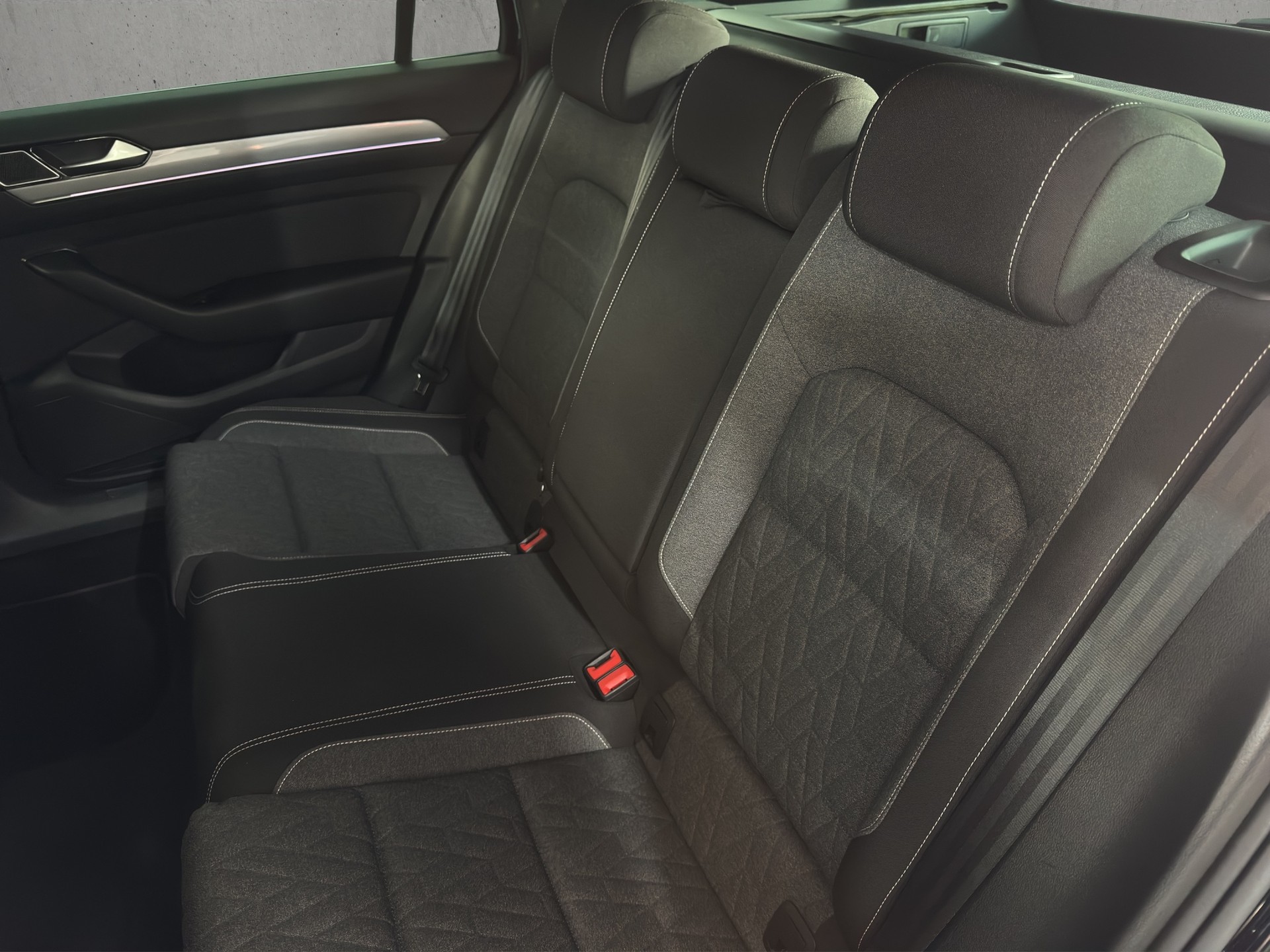 VW Passat Variant 2.0 TDI Elegancé Business DSG "AHK-Navi-RF.-Kamera-Matrix LED"-image-9