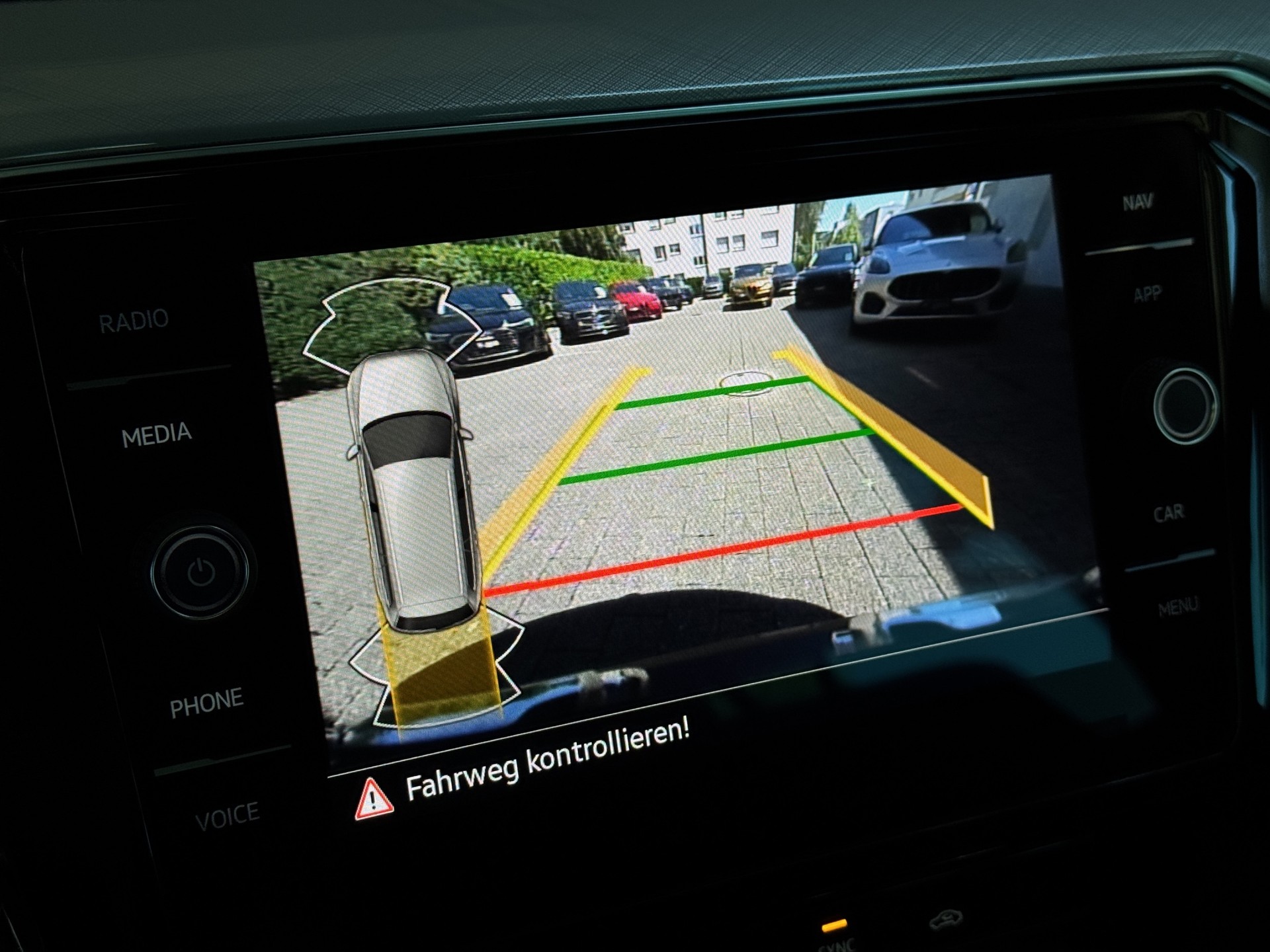 VW Passat Variant 2.0 TDI Elegancé Business DSG "AHK-Navi-RF.-Kamera-Matrix LED"-image-17