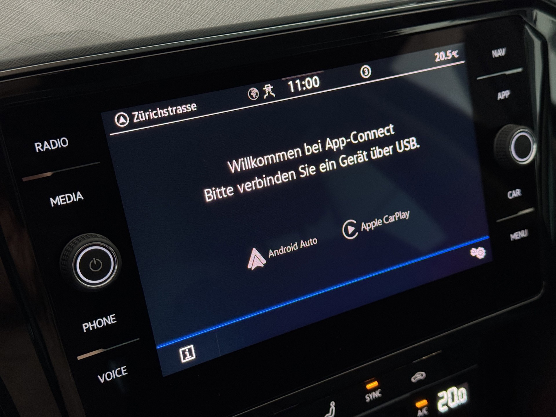 VW Passat Variant 2.0 TDI Elegancé Business DSG "AHK-Navi-RF.-Kamera-Matrix LED"-image-16